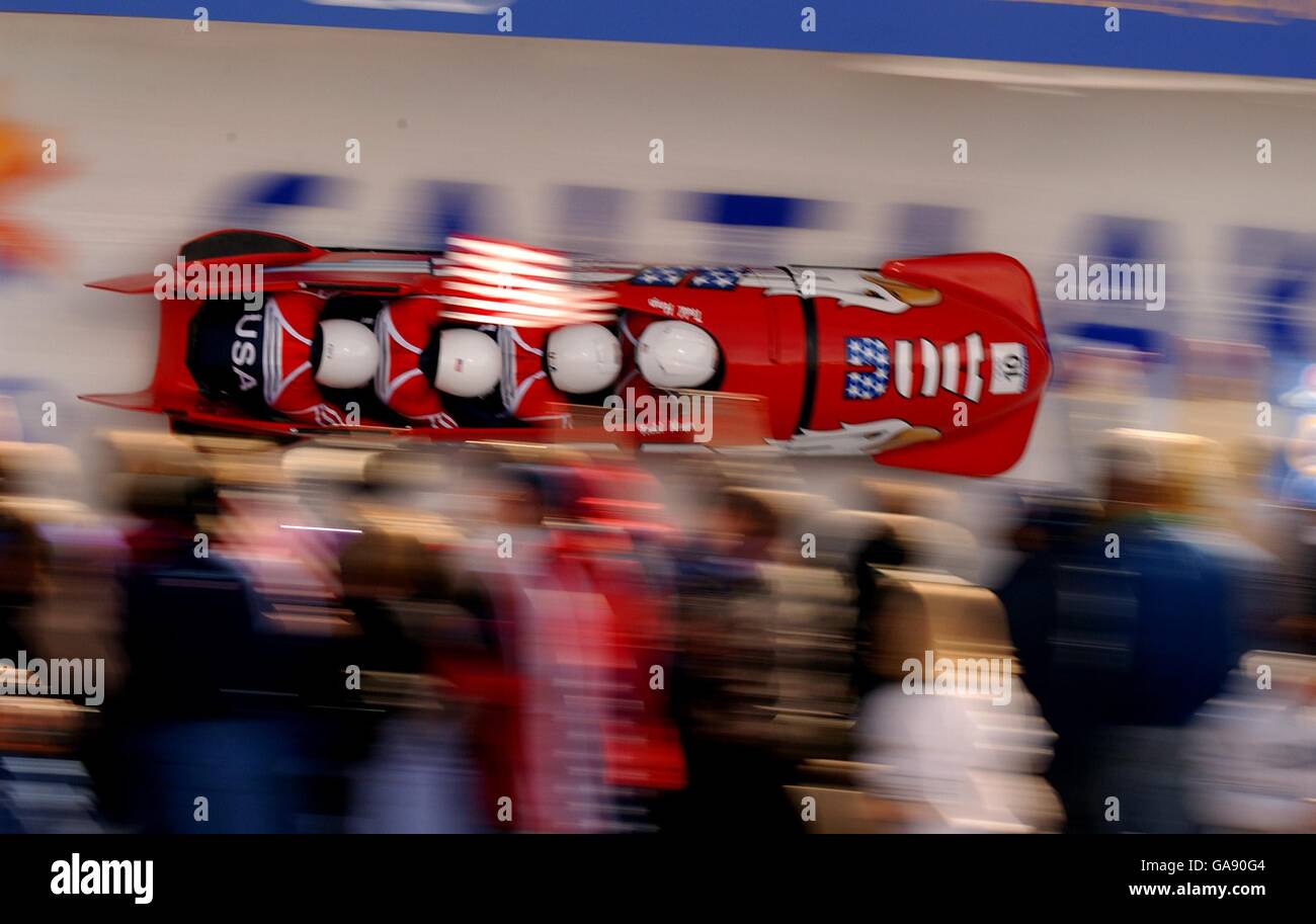 USA's No 1 Bobsleigh mit Piloten Todd Hays, Randy Jones, Bill Schuffenhauer und Garrett Hines auf dem Weg zum ersten Platz in der Gesamtwertung nach dem ersten Wettkampftag Stockfoto