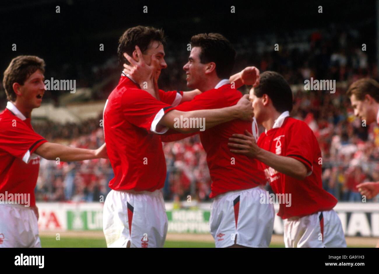 Neil Webb (r) von Nottingham Forest gratuliert Teamkollege Tommy Gaynor (l) zu dem Pass, aus dem Webb das zweite Tor von Forest erzielte, und bringt sie zum ersten Mal im Spiel an die Spitze Stockfoto