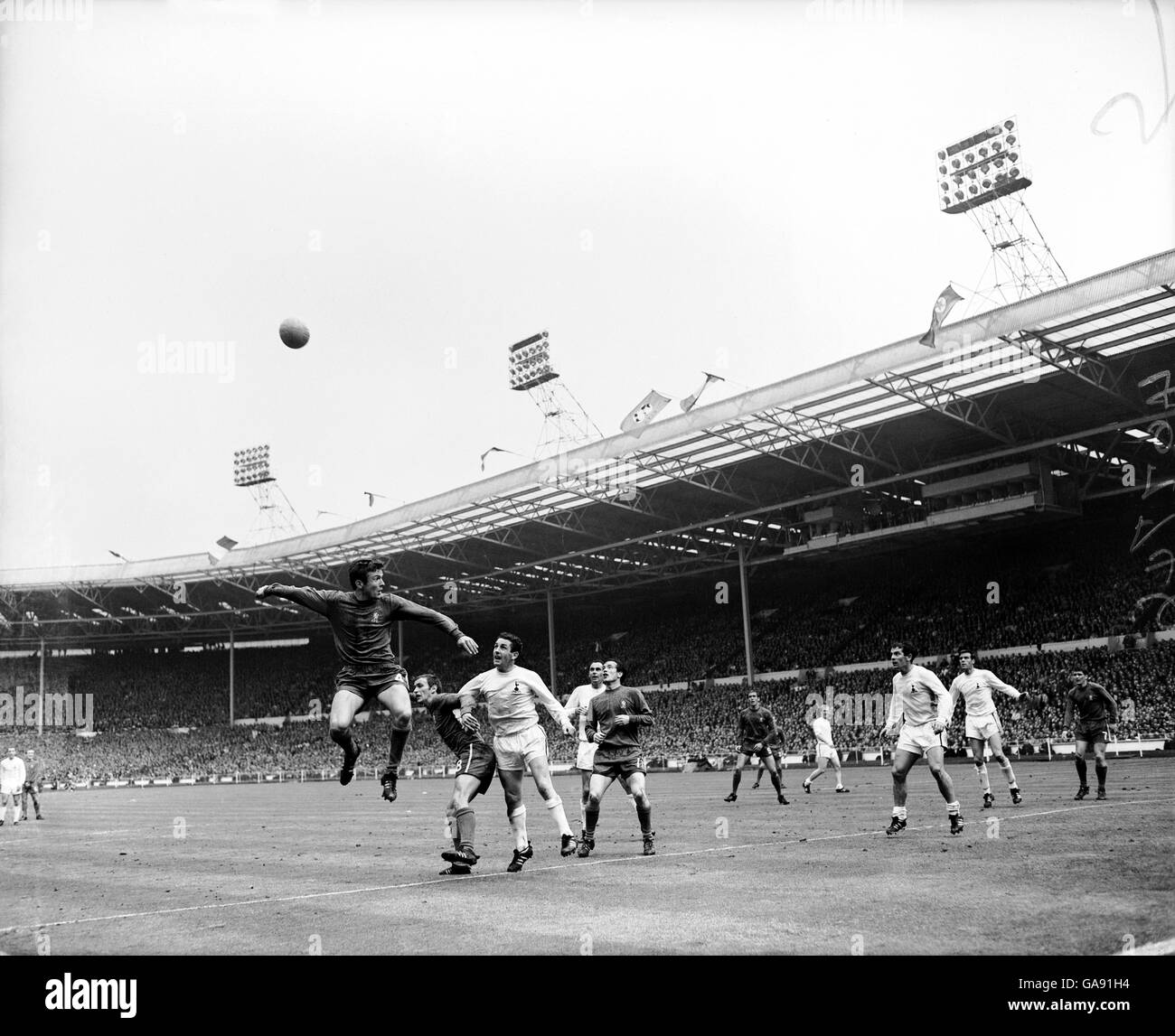 (L-R) Chelseas John Hollins kommt ins Flugzeug, als sein Teamkollege Tommy Baldwin mit Dave Mackay von Tottenham Hotspur um Position joggt, beobachtet von Tottenhams Alan Gilzean, Chelseas John Boyle und Tony Hateley, Tottenhams Frank Saul, Alan Mullery und Cyril Knowles und Chelseas Charlie Cooke Stockfoto