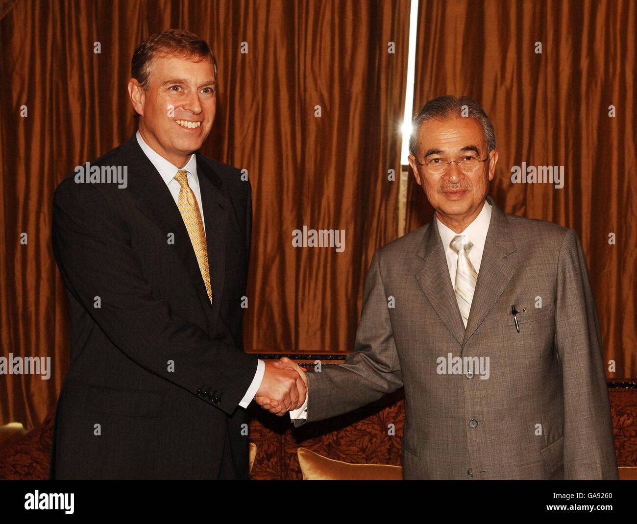 Der Herzog von York, der der britische Sonderbeauftragte für Handel und Investitionen ist, schüttelt die Hände mit YAB dato'Seri Abdullah Badawi, dem Premierminister von Malaysia, in Kuala Lumpur, Malaysia. Stockfoto