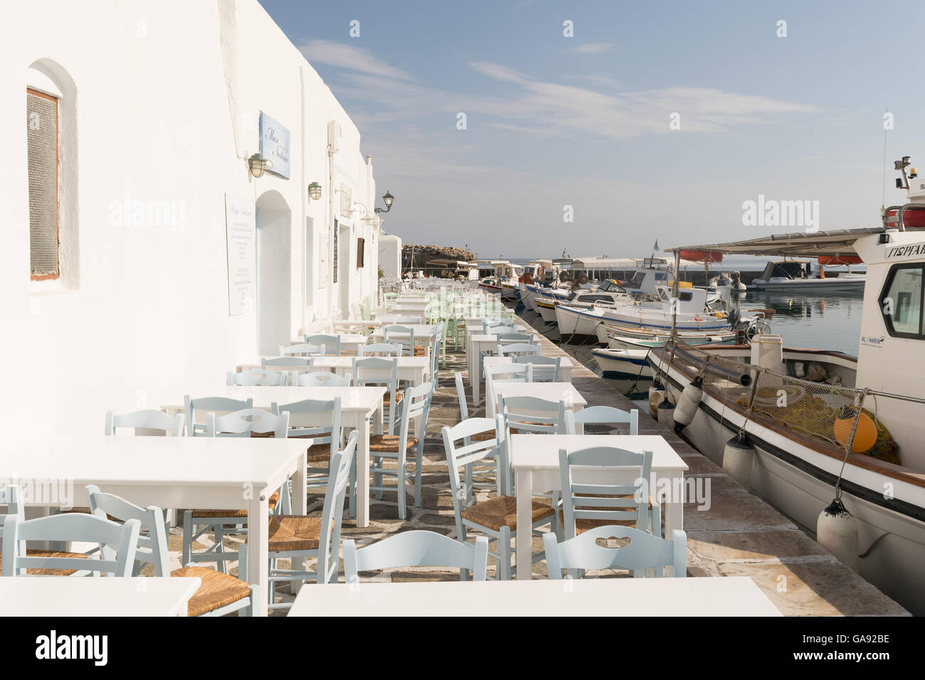 Paros, Griechenland, 15. August 2015. Schöne Grafik Hafen von Naoussa auf Paros in Griechenland Insel. Stockfoto