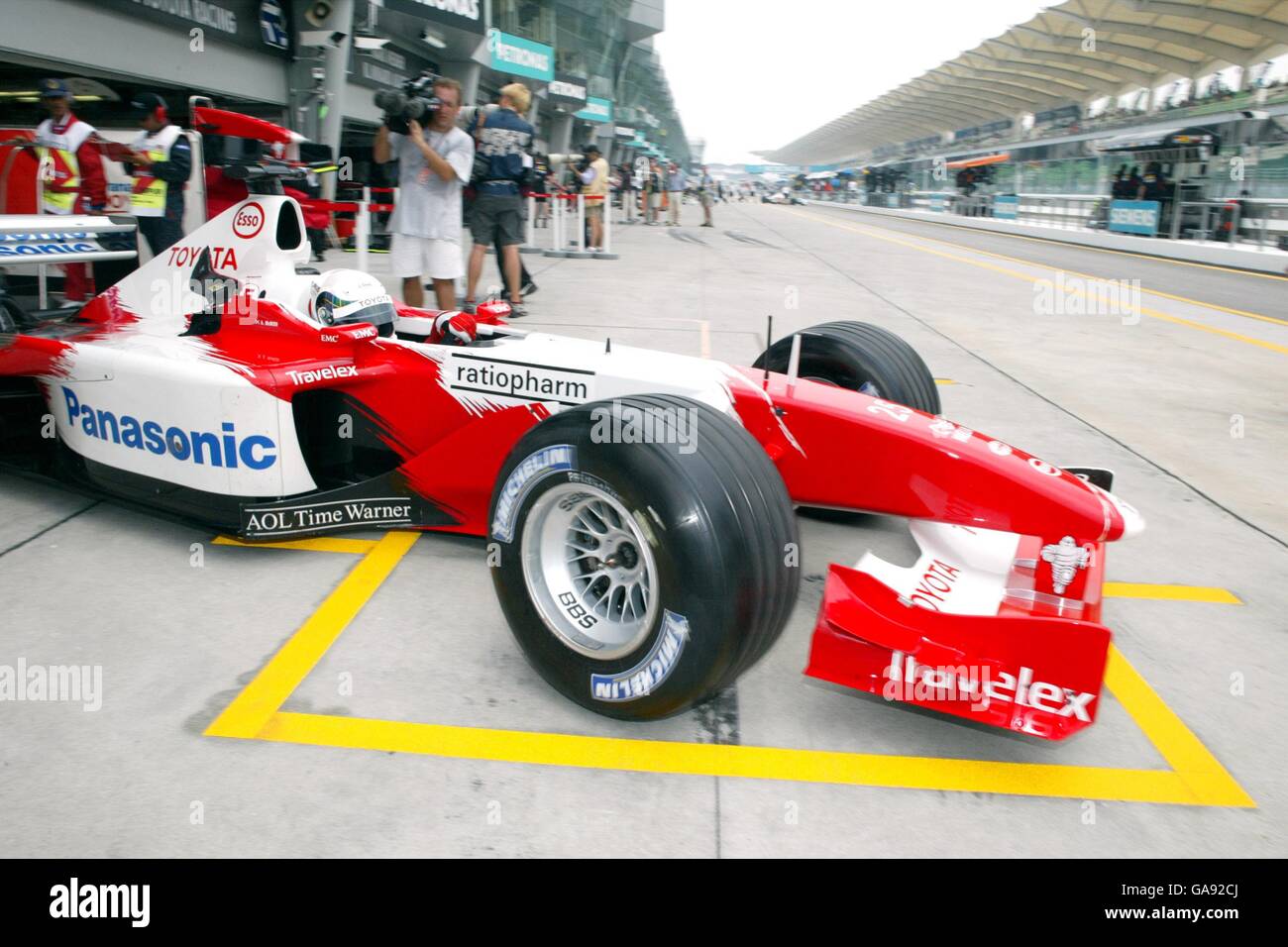 Formel-1-Autorennen – Großer Preis Von Malaysia – Qualifikation. Toyota's Allan McNish steigt aus der Garage Stockfoto