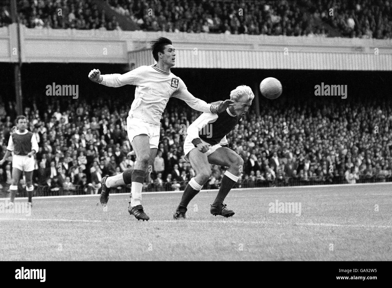 Fußball - Football League Division One - Arsenal / Aston Villa. Arsenals Ian Ure (r) steht unter dem Druck von Tony Hateley von Aston Villa (l) Stockfoto