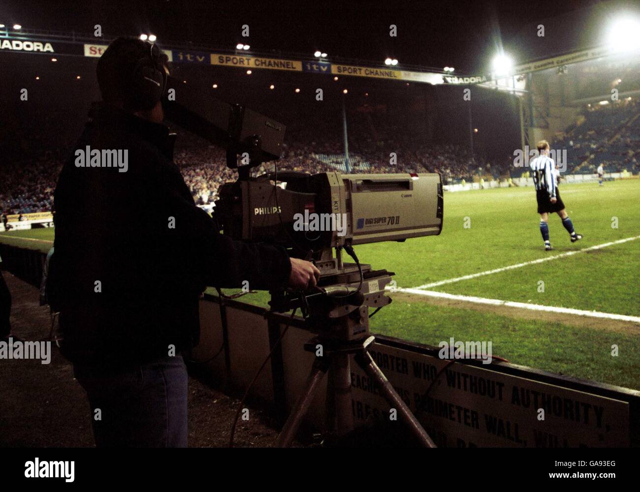 Ein Kameramann filmt das Spiel Sheffield Wednesday gegen Coventry Mit ITV Sport Channel Logo im Hintergrund Stockfoto