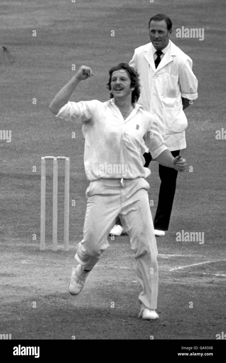 Der englische Ian Botham feiert eines seiner fünf Sekunden Innings Wickets Stockfoto