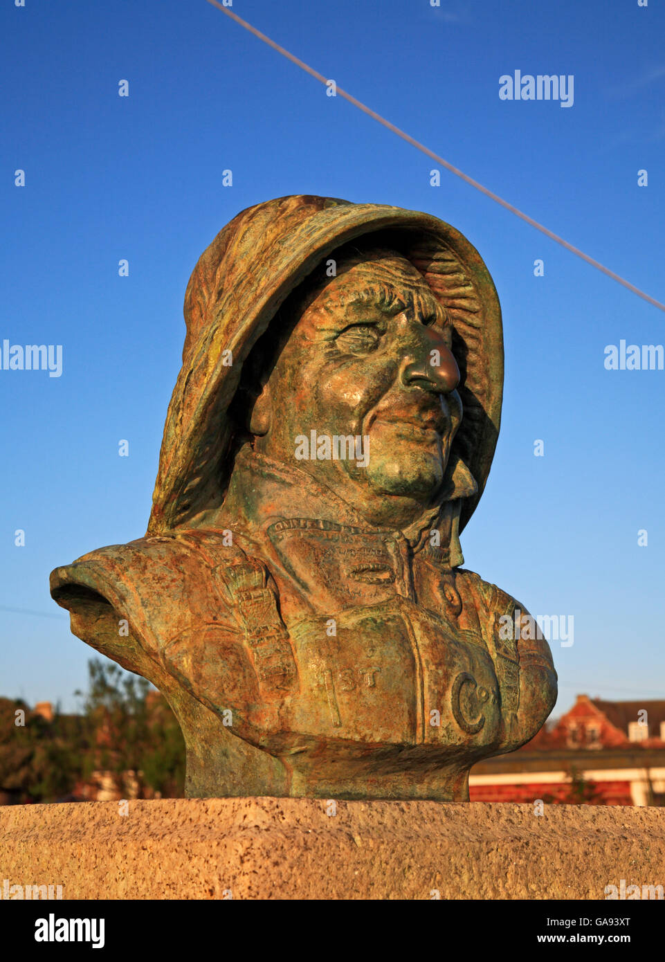 Eine Gedenkstätte Büste des berühmten Sehenswürdigkeiten Henry Blogg am East Cliff in Cromer, Norfolk, England, Vereinigtes Königreich. Stockfoto
