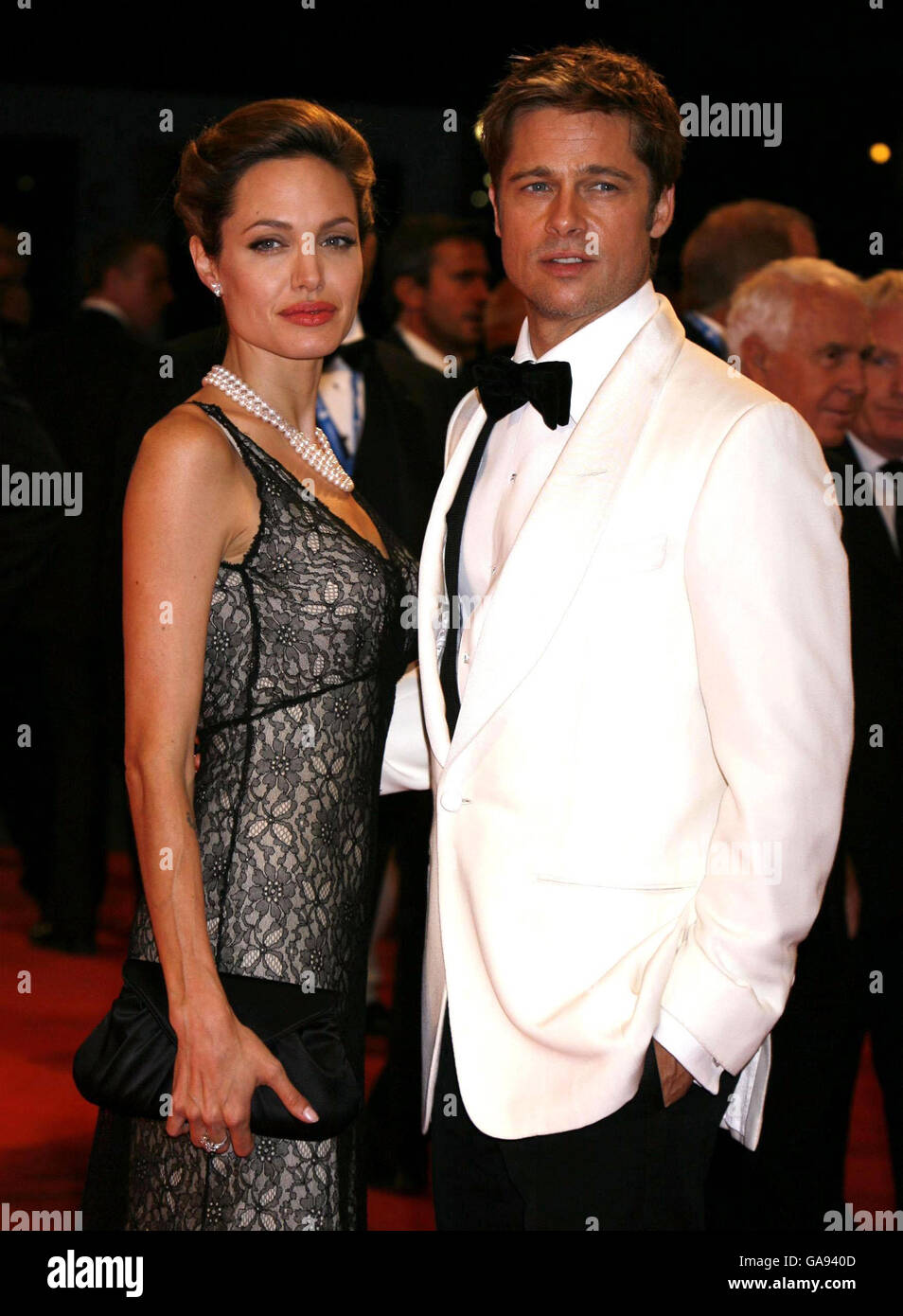 AP OUT Brad Pitt und Angelina Jolie kommen zur Premiere von "The Attentat of Jesse James" beim Filmfestival in Venedig, Italien. Bilddatum: Sonntag, 2. September 2007. Bildnachweis sollte lauten: Yui Mok/PA Wire Stockfoto