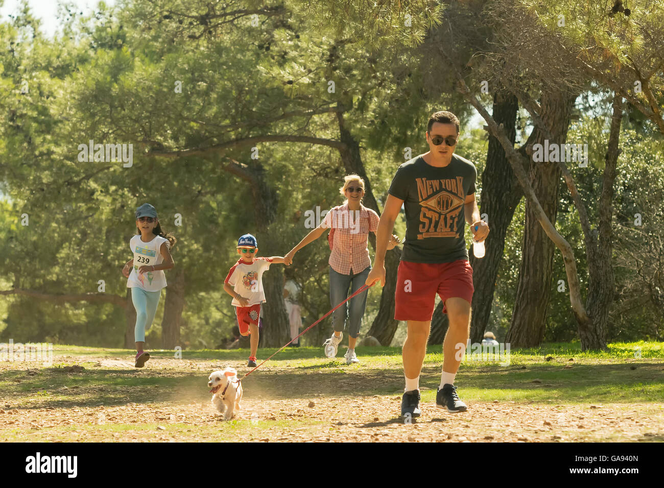 Athen, Griechenland 4. Oktober 2015. Familie im Park in Familie-Wettbewerb mit Ihrem Hund in Griechenland läuft. Stockfoto