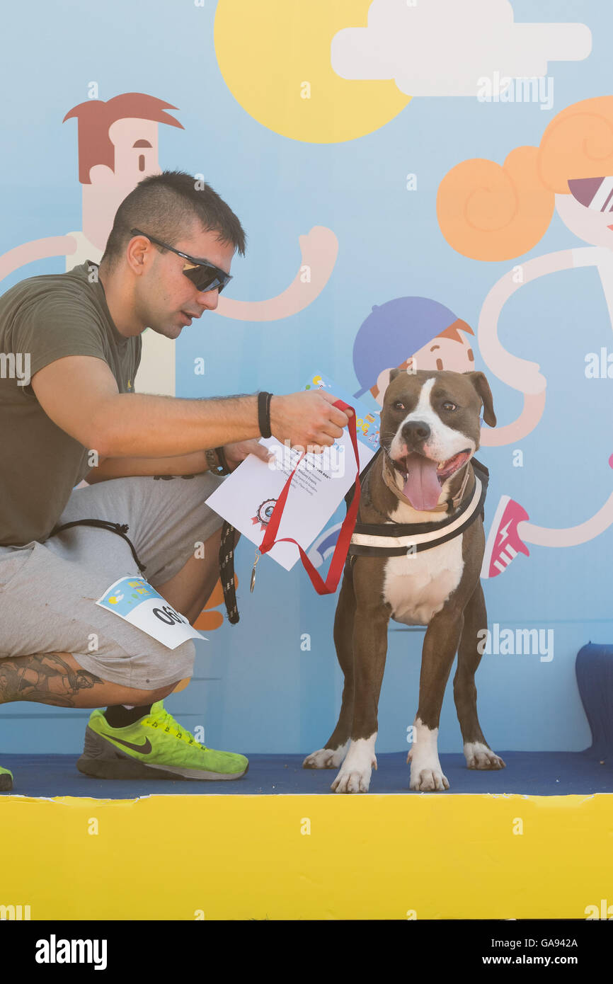 Athen, Griechenland 4. Oktober 2015. Athlet bekommt den zweiten Preis im Wettbewerb, die mit Ihrem Hund in Griechenland Friskies ausführen. Stockfoto