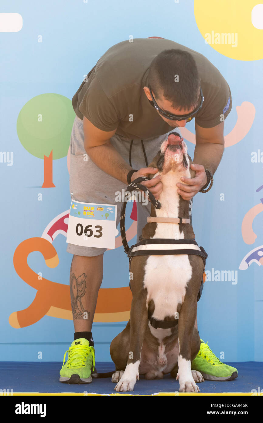 Athen, Griechenland 4. Oktober 2015. Konkurrenten im Wettbewerb Friskies führen Sie mit Ihrem Hund in Griechenland verleiht die Kredite seinem Hund. Stockfoto