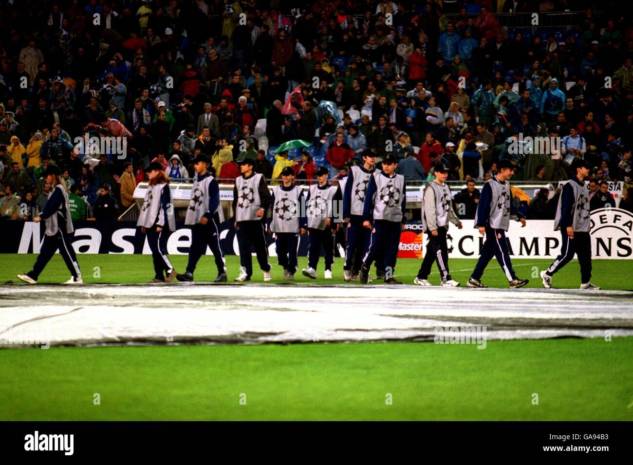 Fußball - UEFA Champions League - Viertelfinale - zweite Etappe - Real Madrid gegen Bayern München. UEFA Champions League Balljungen und -Mädchen Stockfoto