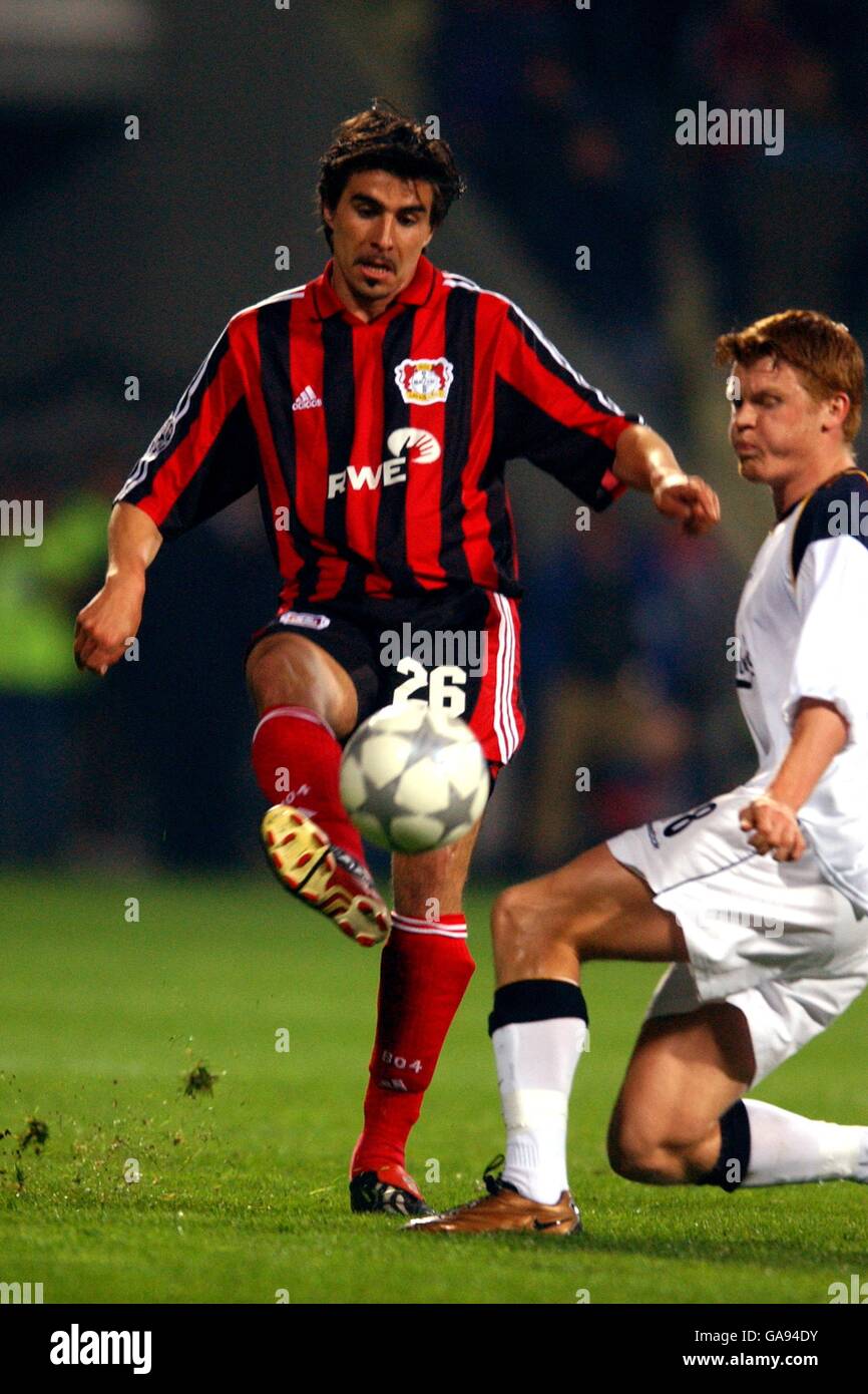 Bayer Leverkusens Zoltan Sebescen (l) räumt den Ball aus der Herausforderung des Liverpooler John Arne Riise (r) Stockfoto