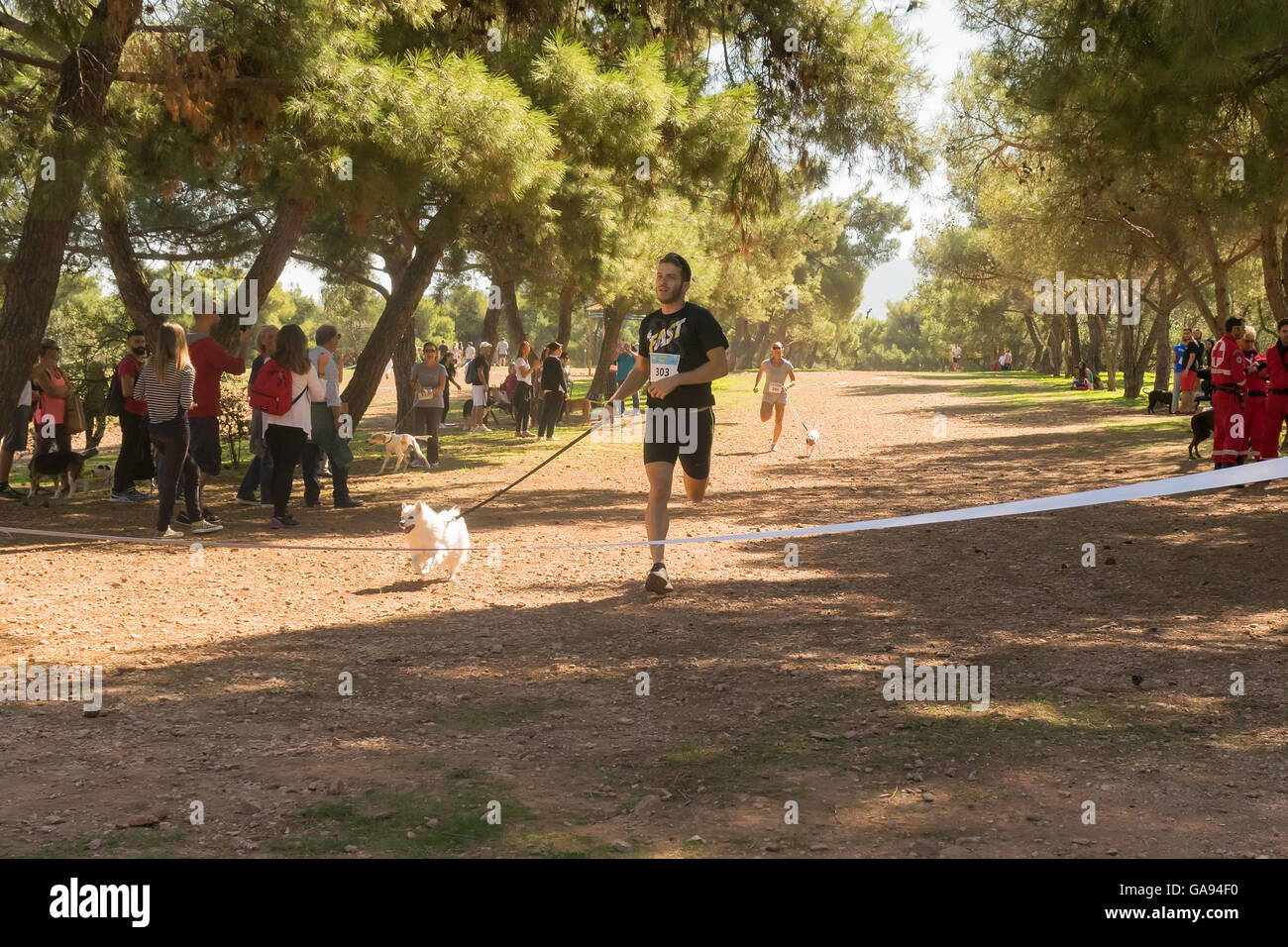Athen, Griechenland 4. Oktober 2015. Der Mann ist bereit, die Ziellinie am Wettbewerb mit Ihrem Hund in Griechenland. Stockfoto