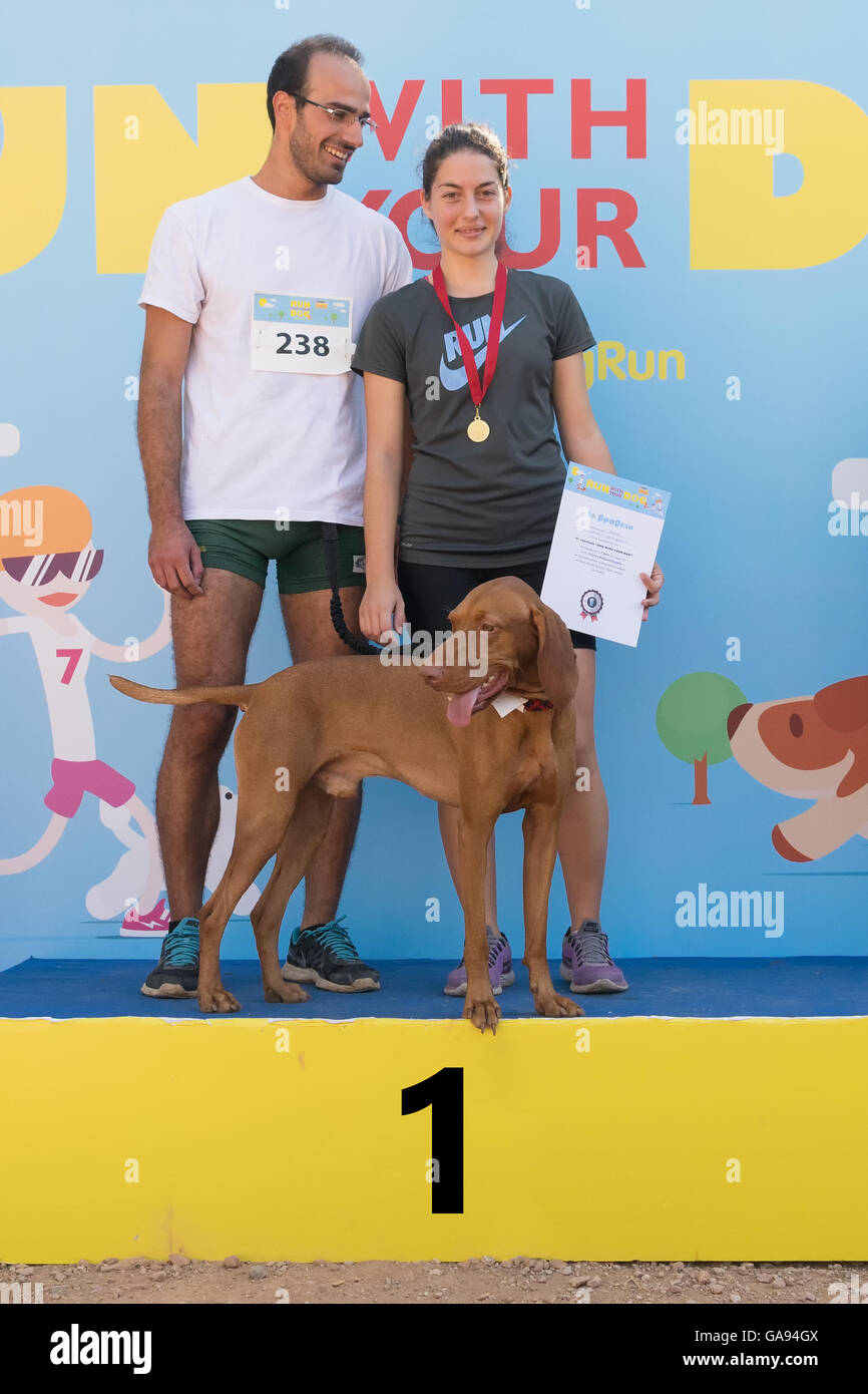 Athen, Griechenland 4. Oktober 2015. Familie erhält den ersten Preis im Wettbewerb mit Ihrem Hund in Griechenland. Stockfoto