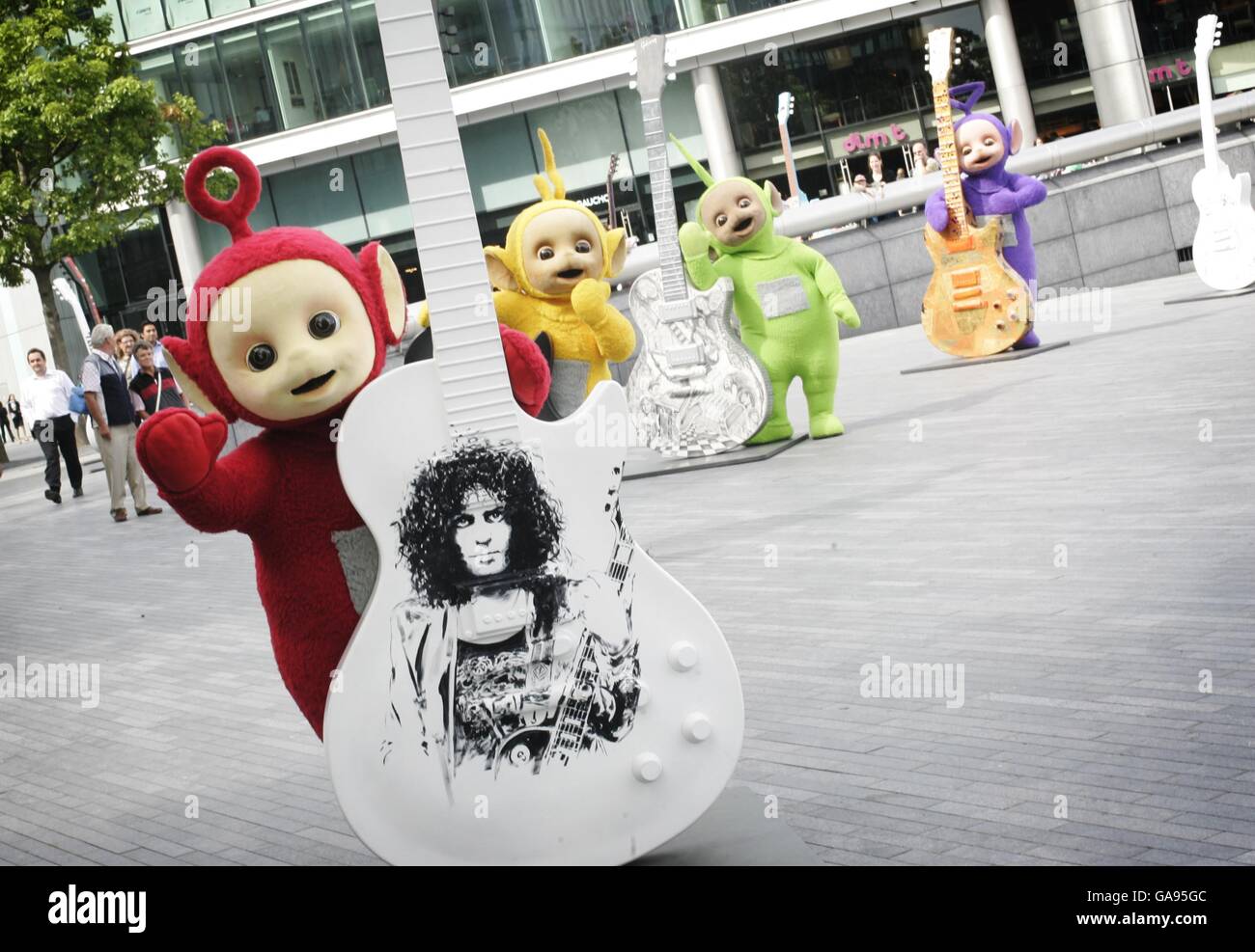 Teletubbies feiern 10. Geburtstag. Die Teletubbies spielen mit den Gitarren außerhalb der GLA, London, um ihr 10. Jahr im Fernsehen zu feiern. Stockfoto