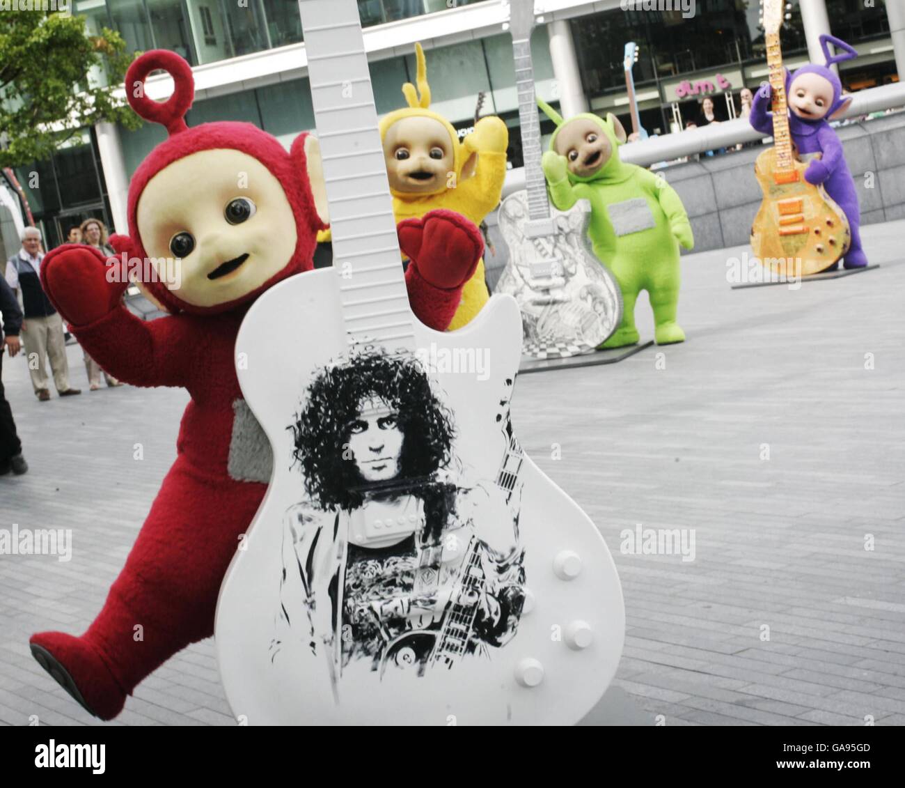 Teletubbies feiern ihren 10. Geburtstag. S berühmtesten Wahrzeichen einschließlich der Gitarren außerhalb der GLA, um ihr 10. Jahr im Fernsehen zu feiern. Stockfoto