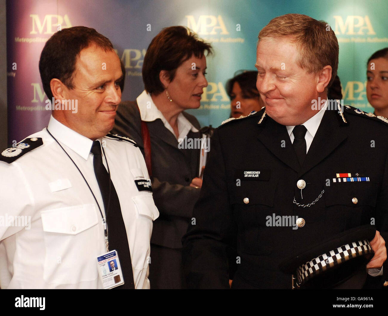 Der Metropolitan Police Commissioner Sir Ian Blair (rechts) mit seinem Assistenten John Yates bei einer monatlichen Sitzung der Metropolitan Police Authority (MPA), wo die tödliche Erschießung von Jean Charles de Menezes am 22. Juli 2005 diskutiert wurde. Stockfoto