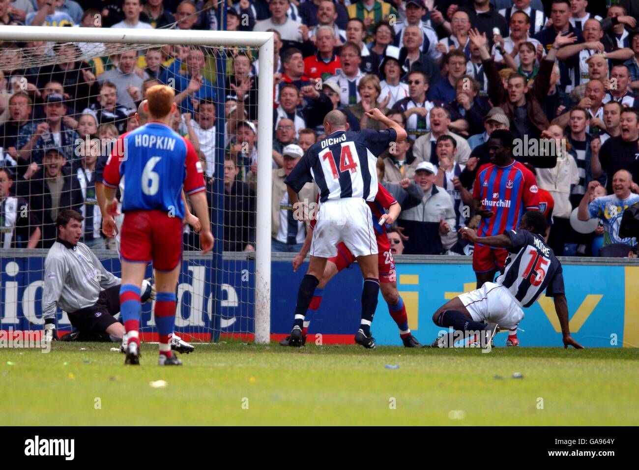 Fußball - Nationwide League Division One - West Bromwich Albion / Crystal Palace. Darren Moore von West Bromwich Albion schießt und schießt das erste Tor gegen Crystal Palace Stockfoto