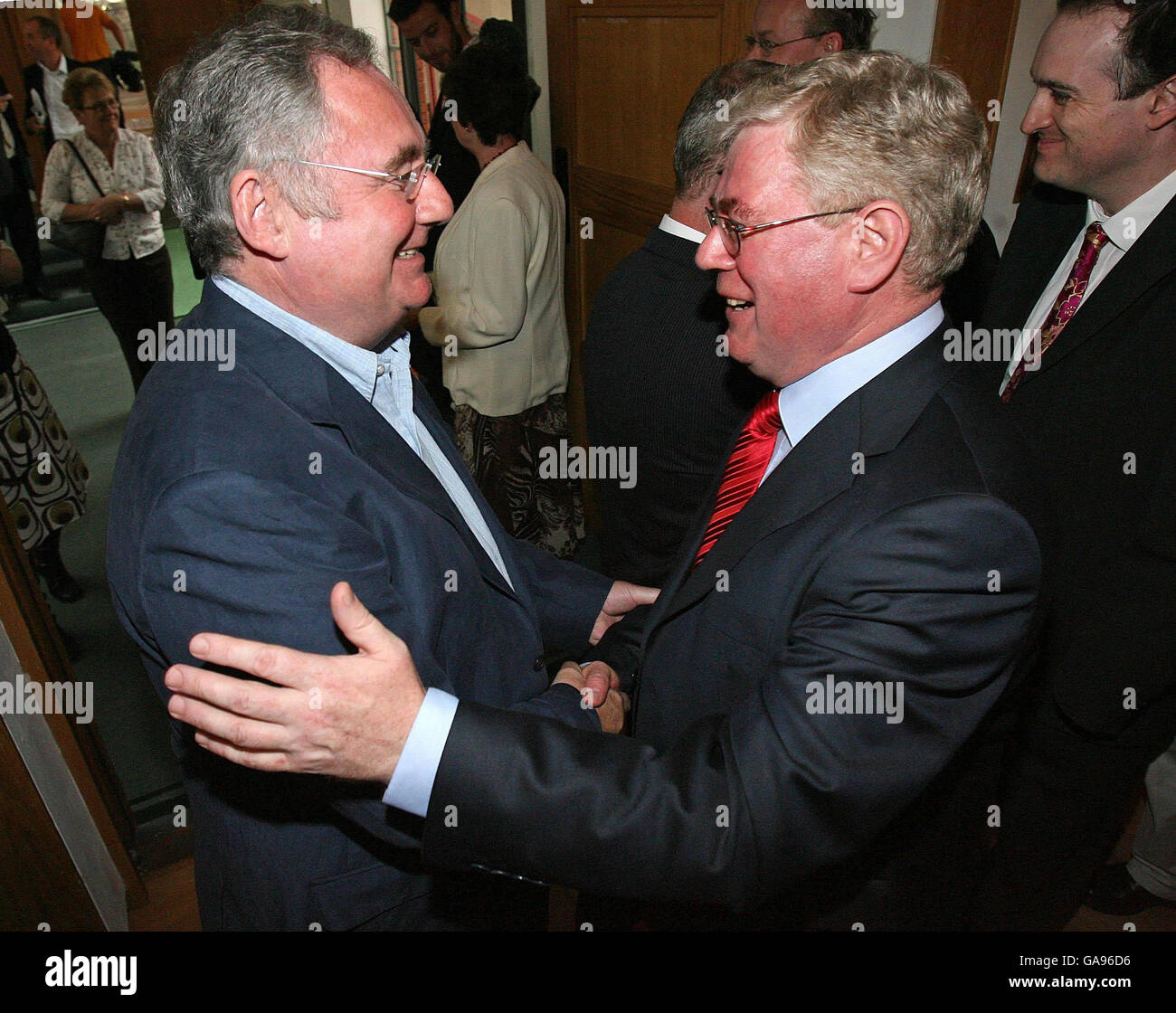 Von links gratuliert der ehemalige Labors-Führer Pat Rabbitte dem neuen Führer Eamon Gilmore in den Büros der Labour Party im Stadtzentrum von Dublin. Stockfoto