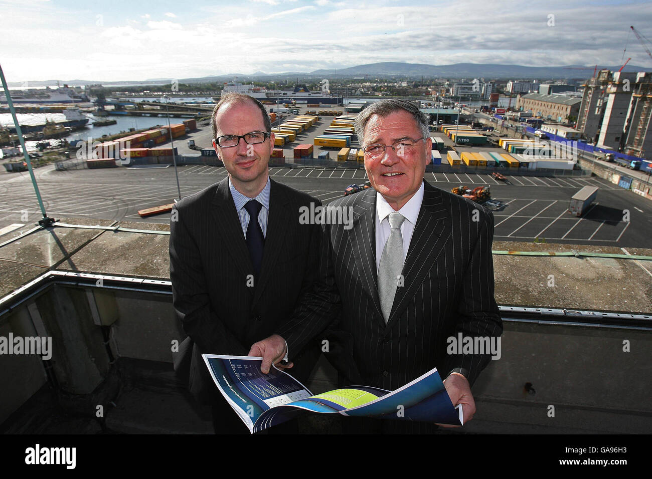 Micheal Sheary (links), Chief Financial Officer und Enda Connellan, Chief Executive der Dublin Port Company, auf dem Dach ihrer Innenstadtbüros für die Veröffentlichung des Geschäftsberichts 2006 und der Handelszahlen für das erste Halbjahr 2007. Stockfoto