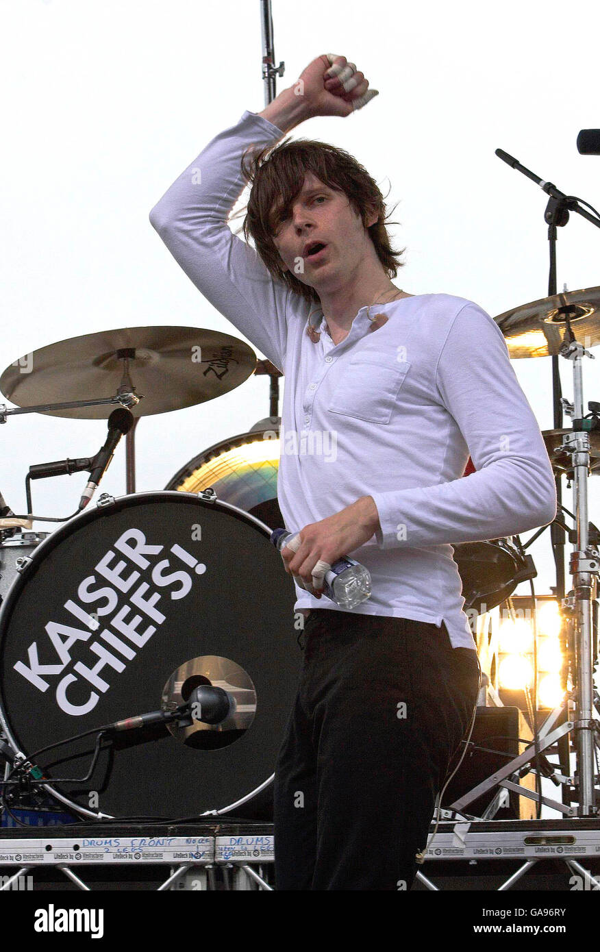 Nick Hodgson von den Kaiser Chiefs auf der Bühne, als Vodafone TBA die Kaiser Chiefs in einem Konzert auf der Blackpool Promenade vorstellt. Stockfoto