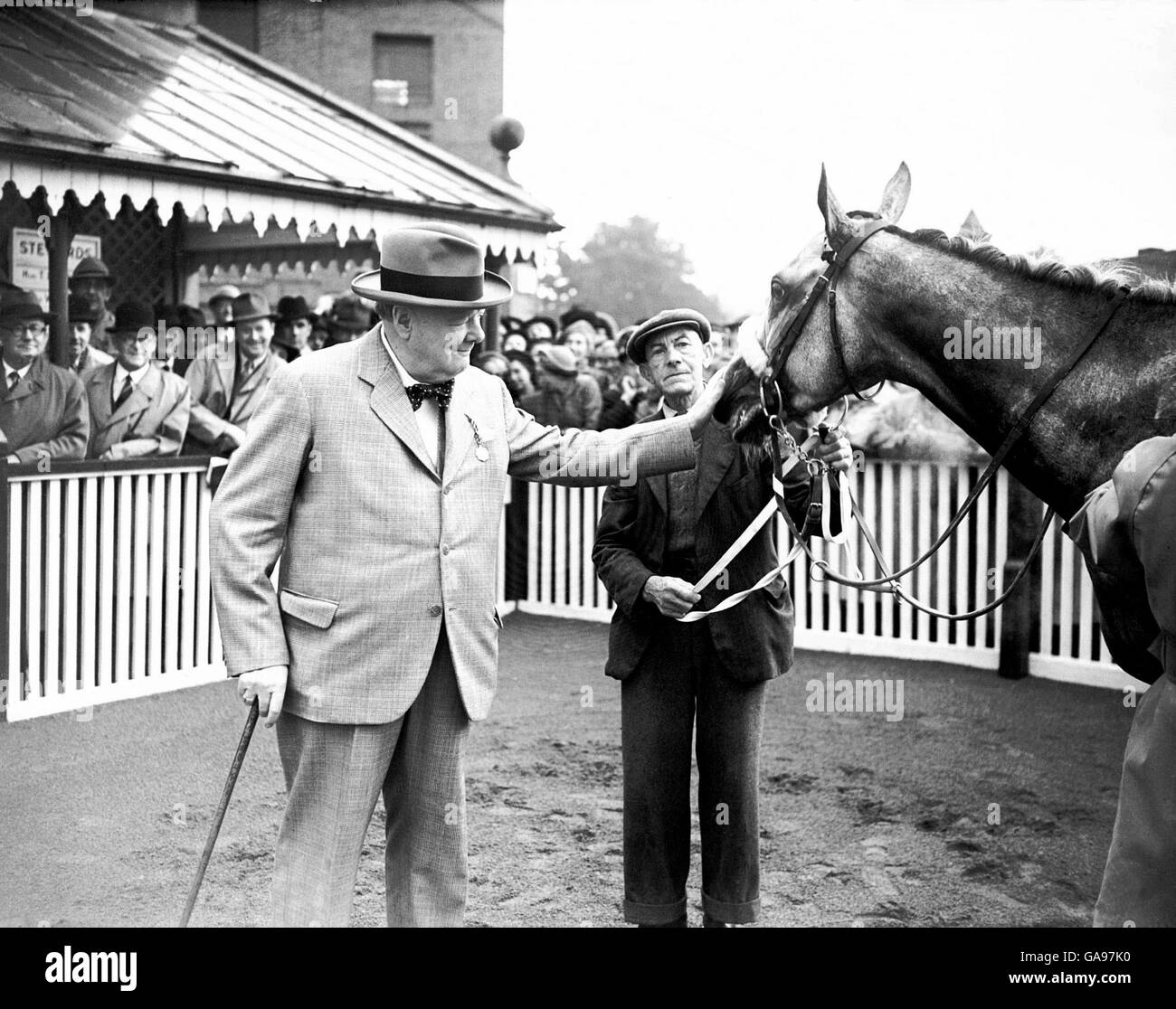 (L-R) Sir Winston Churchill feiert den Sieg seines Pferdes, des Kolonisten II, bei den Florizel Handicap Stakes Stockfoto