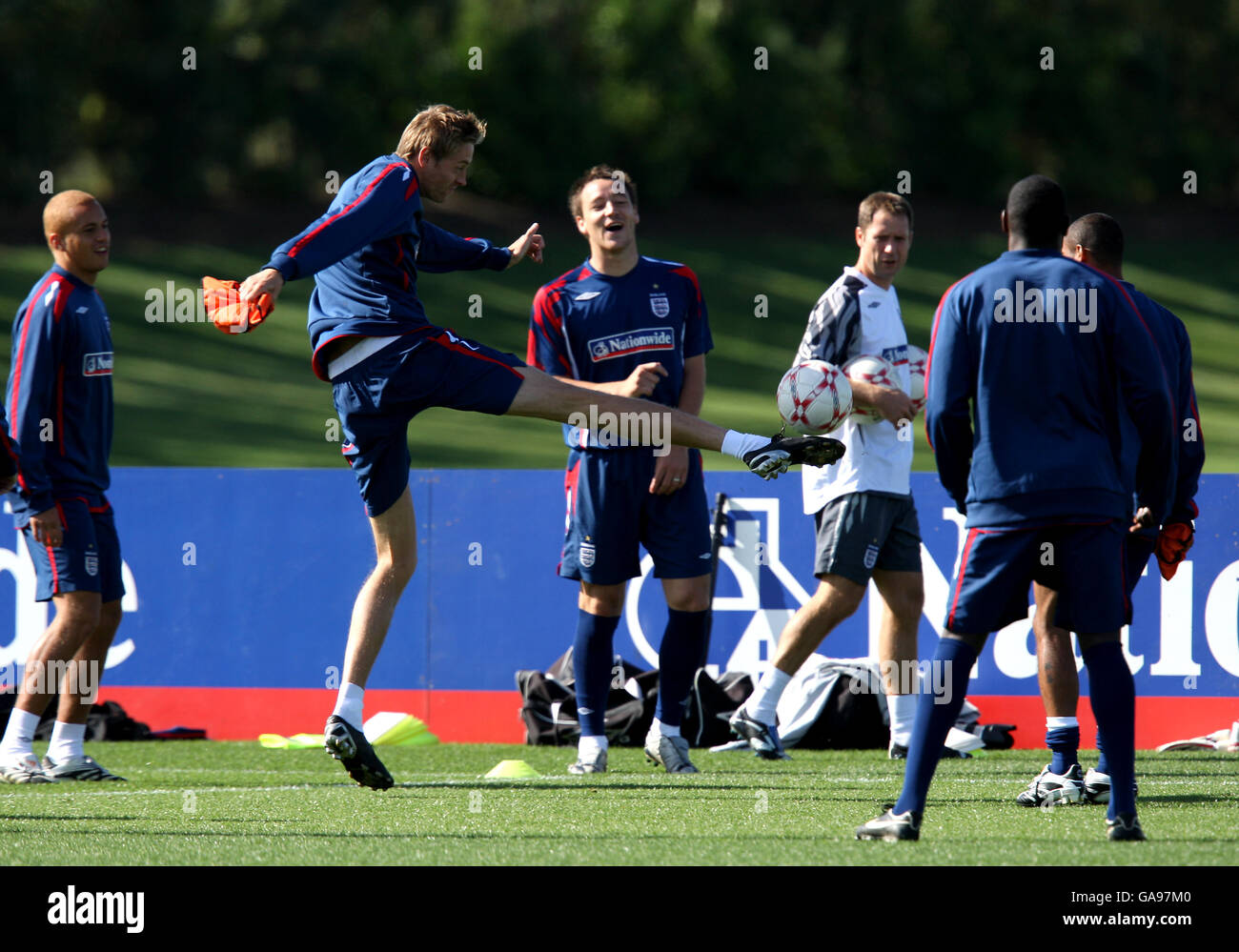 Fußball - UEFA European Championship 2008 Qualifikation - Gruppe E - England gegen Russland - England Training - London Colney. Der englische Peter Crouch streckt sich, um den Ball zu erreichen, während Kapitän John Terry auf ihn schaut Stockfoto