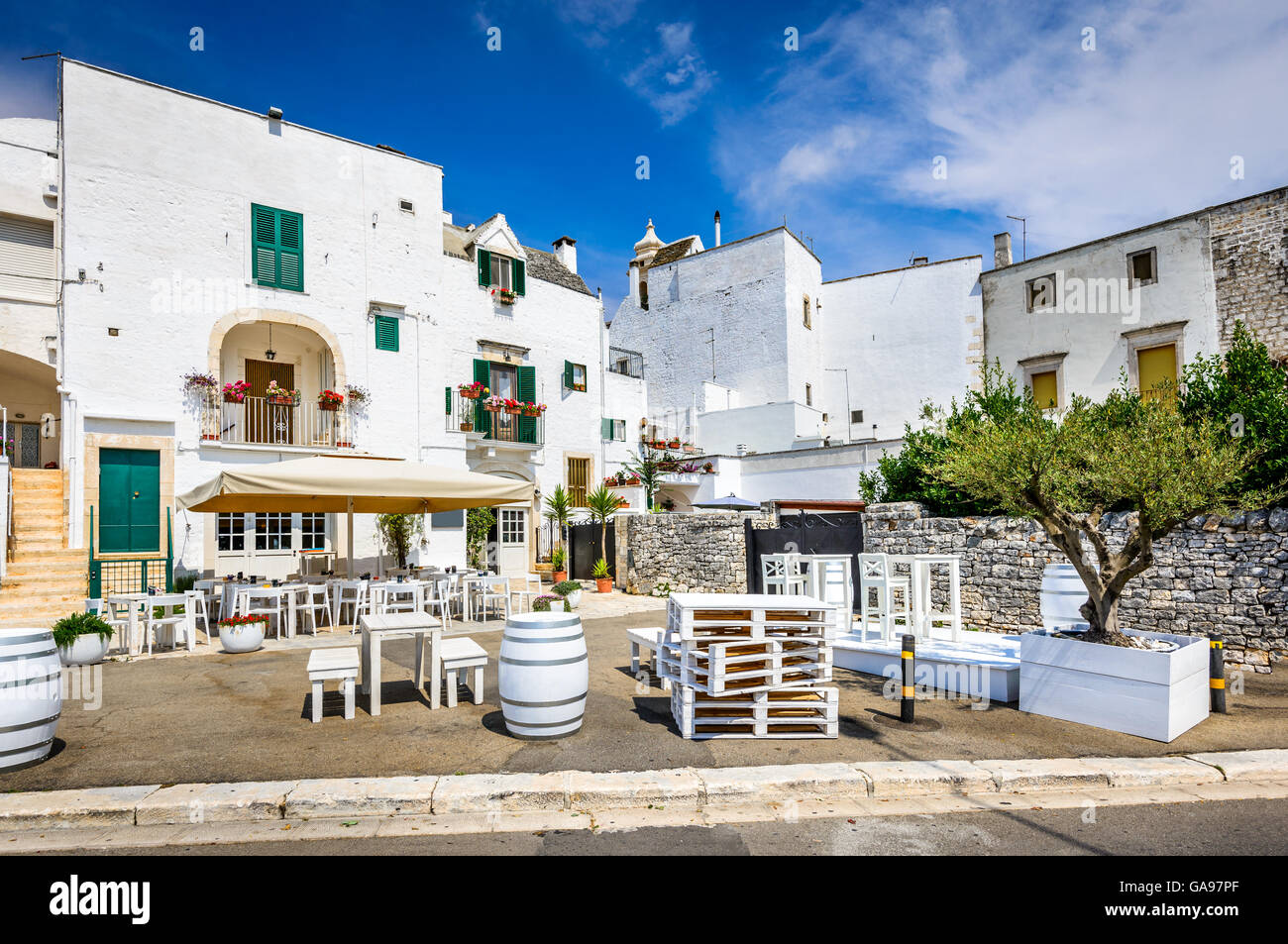 Locorotondo, Italien. Mittelalterliche weiß getünchten Straße und Häuser in kleinen Puglia, Apulien, Bari-Region. Stockfoto