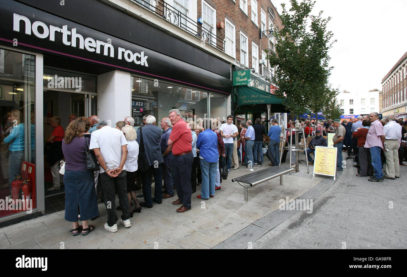 Kunden stehen vor einer Niederlassung von Northern Rock in Kingston upon Thames. Stockfoto
