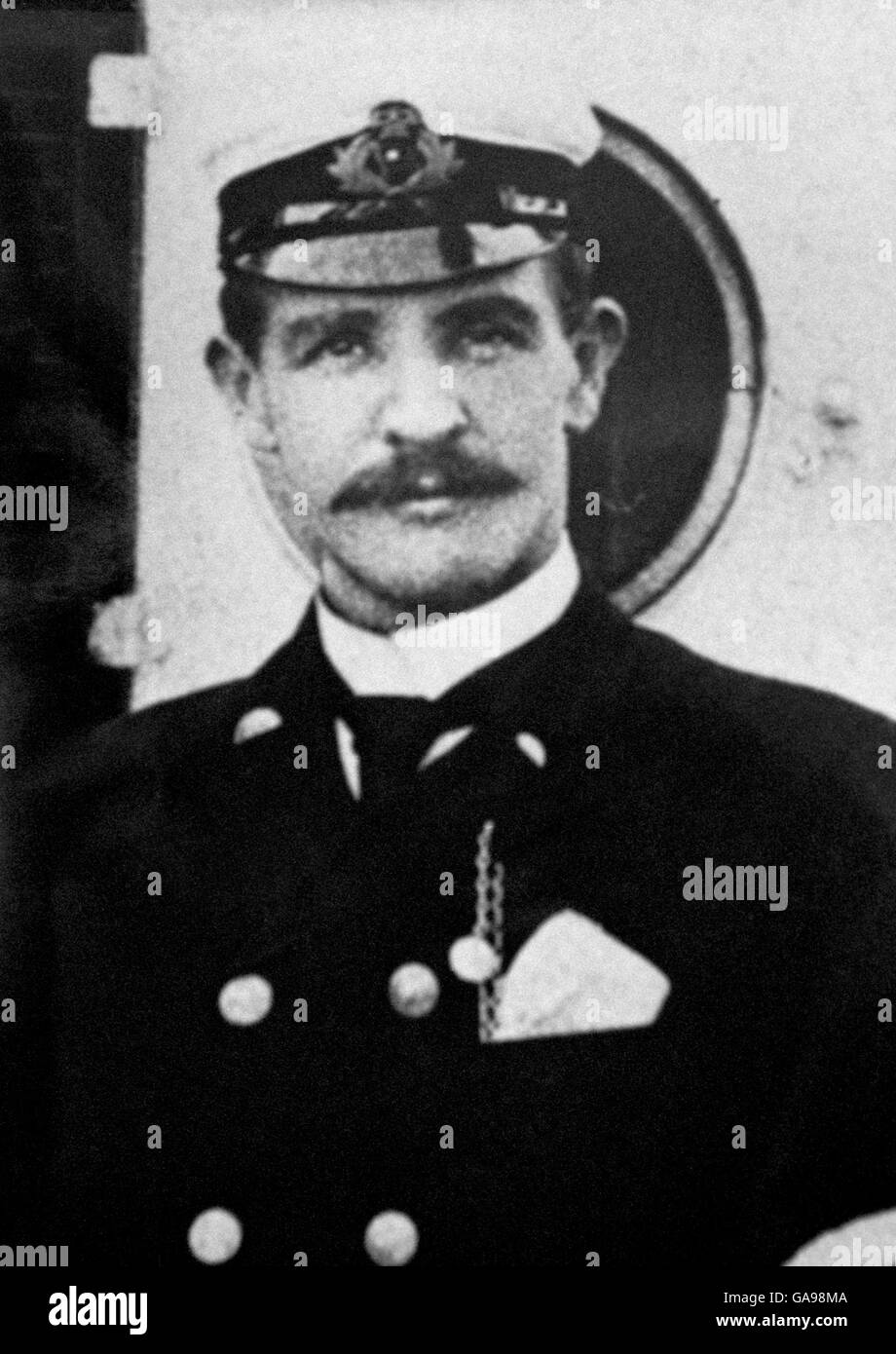 William McMaster Murdoch, der erste Offizier der Titanic, wird in seiner Heimatstadt Dalbeattie als lokaler Held behandelt. Scott Neeson, der Exekutivvizepräsident des Fox-Studios des 20. Jahrhunderts, reiste in die schottische Stadt, um sich für ihre Darstellung des ersten Offiziers des zum Tode verurteilten Liners als feiger Mörder zu entschuldigen. Stockfoto