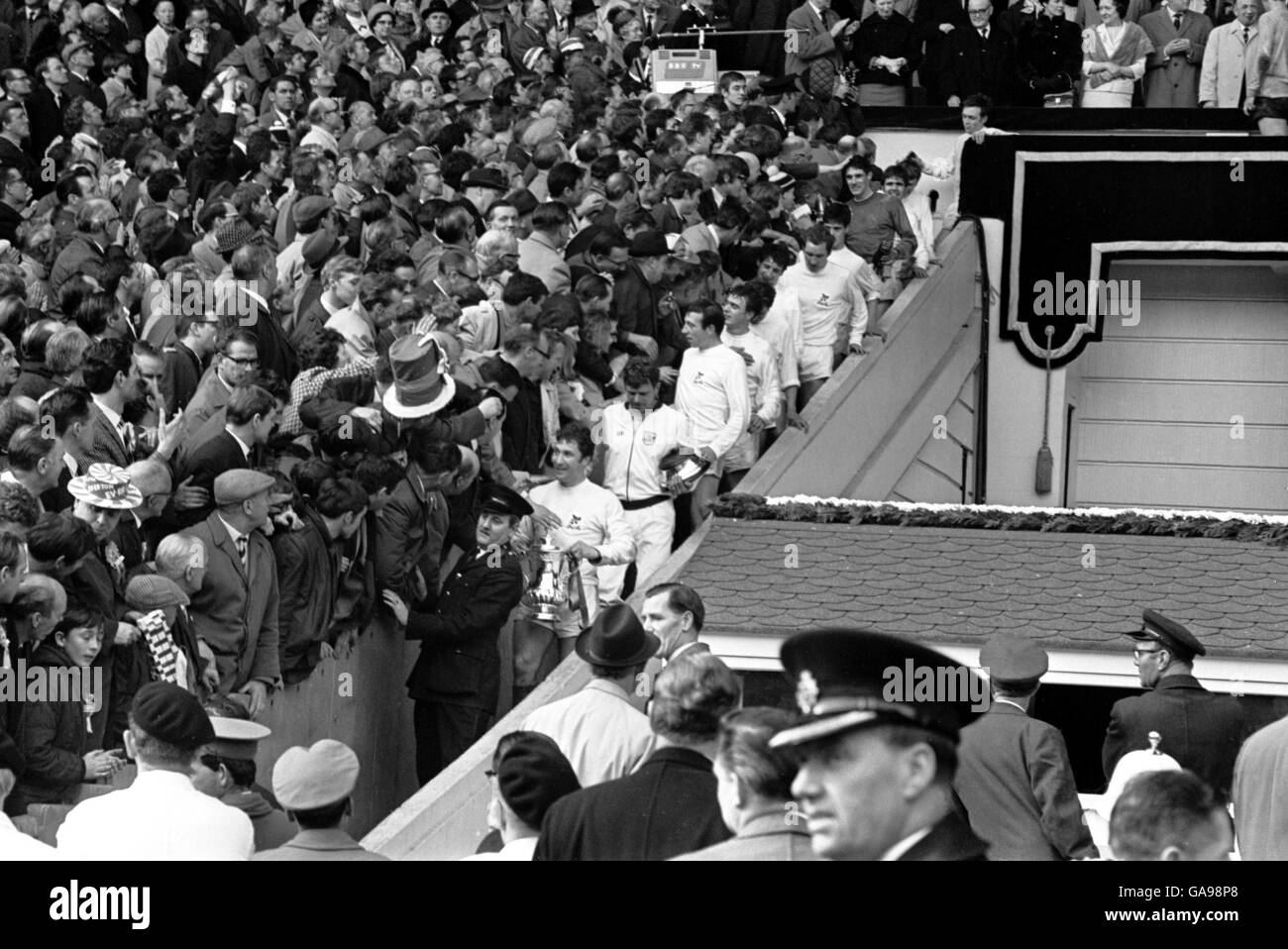 West Bromwich Albion Kapitän Graham Williams trägt den FA Cup die Stufen von der Royal Box hinunter, gefolgt von seinen Teamkollegen Stockfoto