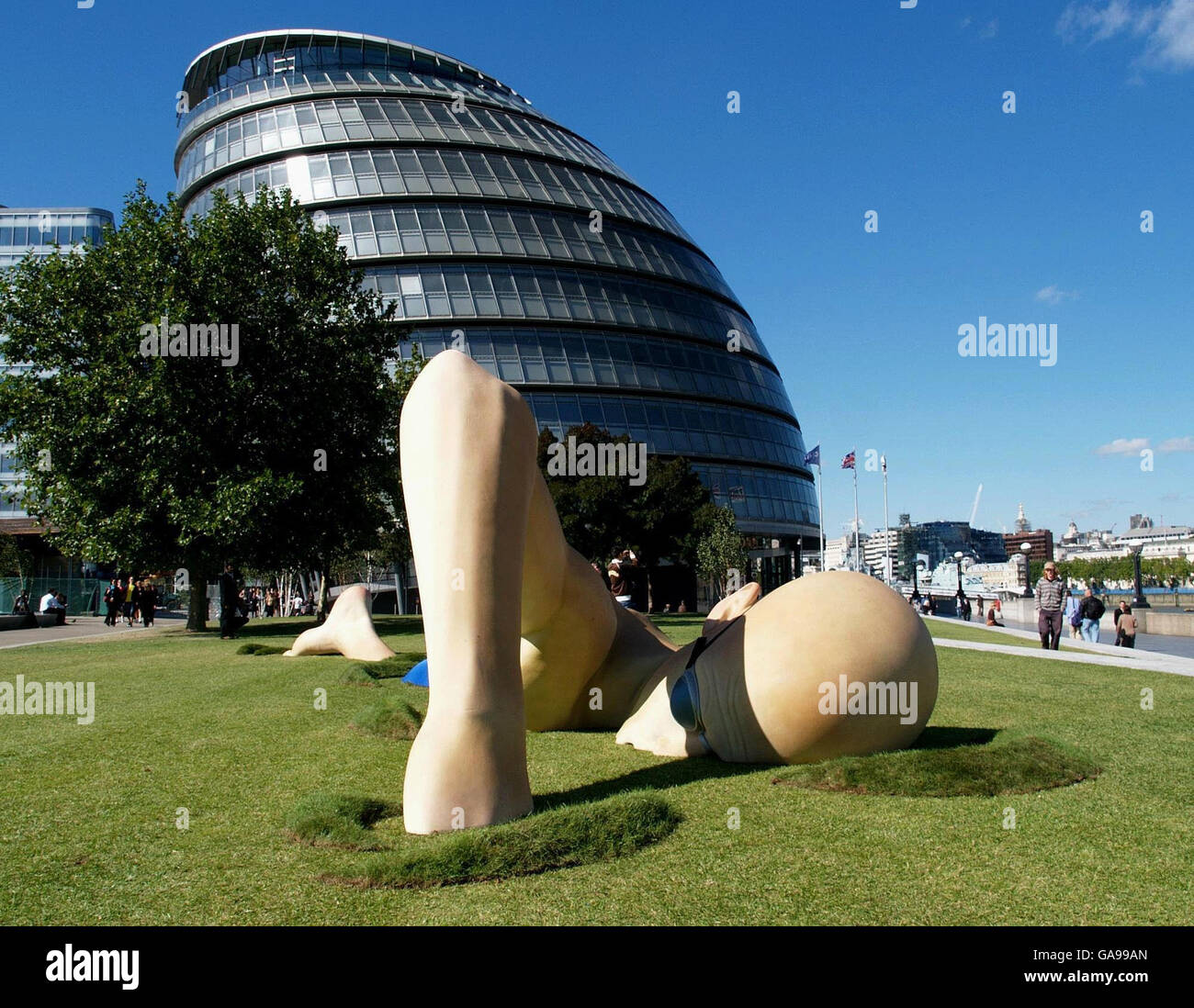 Statue des Schwimmers enthüllt. Heute wird eine riesige Statue eines Mannes enthüllt, der durch den Bürgersteig am Ufer der Themse schwimmt. Stockfoto
