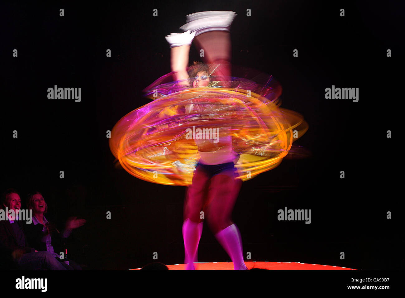 Foto. Ein Hula Hoop Performer im La Clique, der weltberühmten Varieté-Show, mit Kabarett, Burlesque und Akrobatik, in Dublins Docklands. Stockfoto
