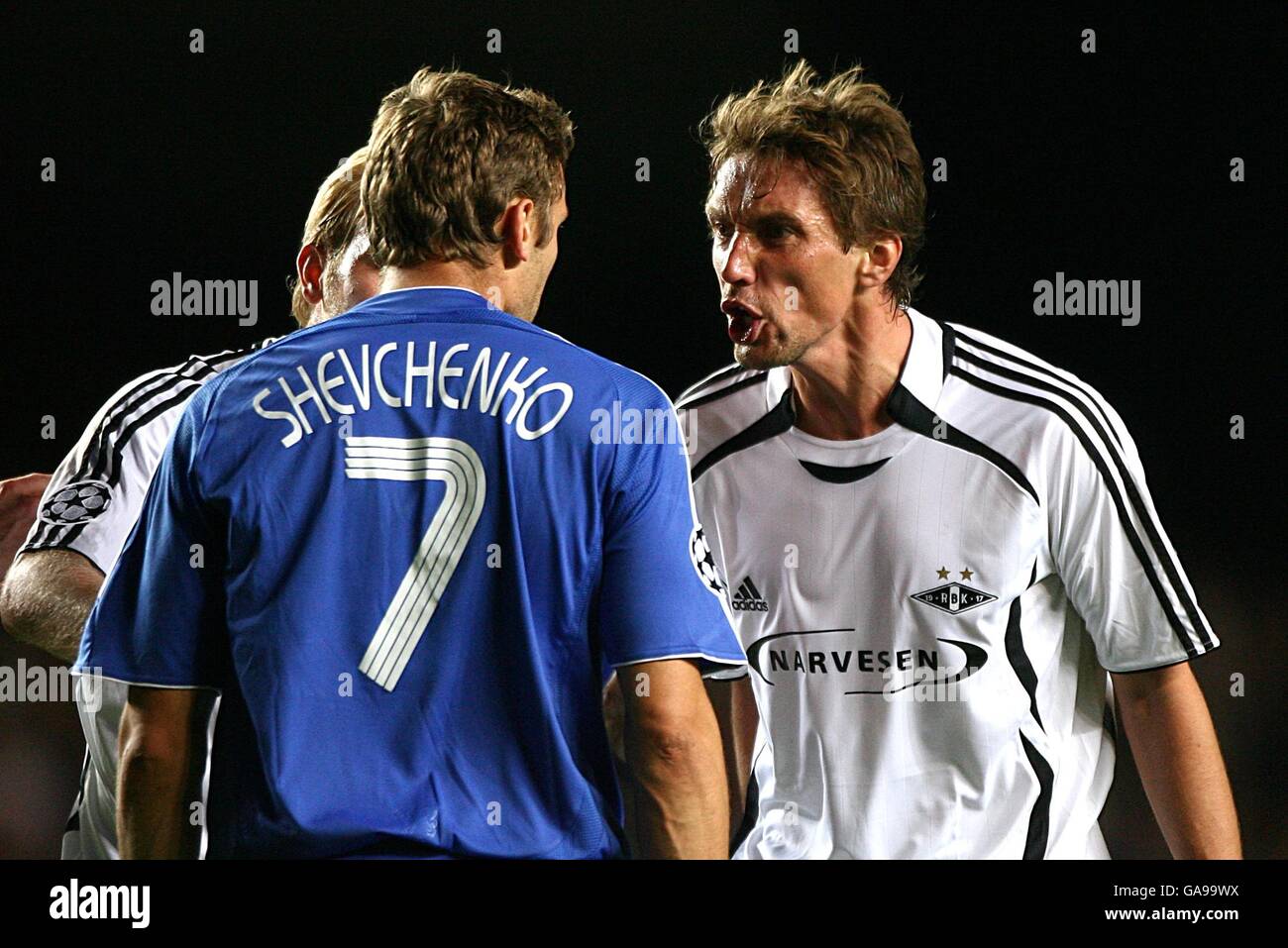 Fußball - UEFA Champions League - Gruppe B - Chelsea / Rosenborg - Stamford Bridge. Rosenborgs Vidar Riseth (r) und Chelseas Andriy Shevchenko gehen Kopf an Kopf Stockfoto