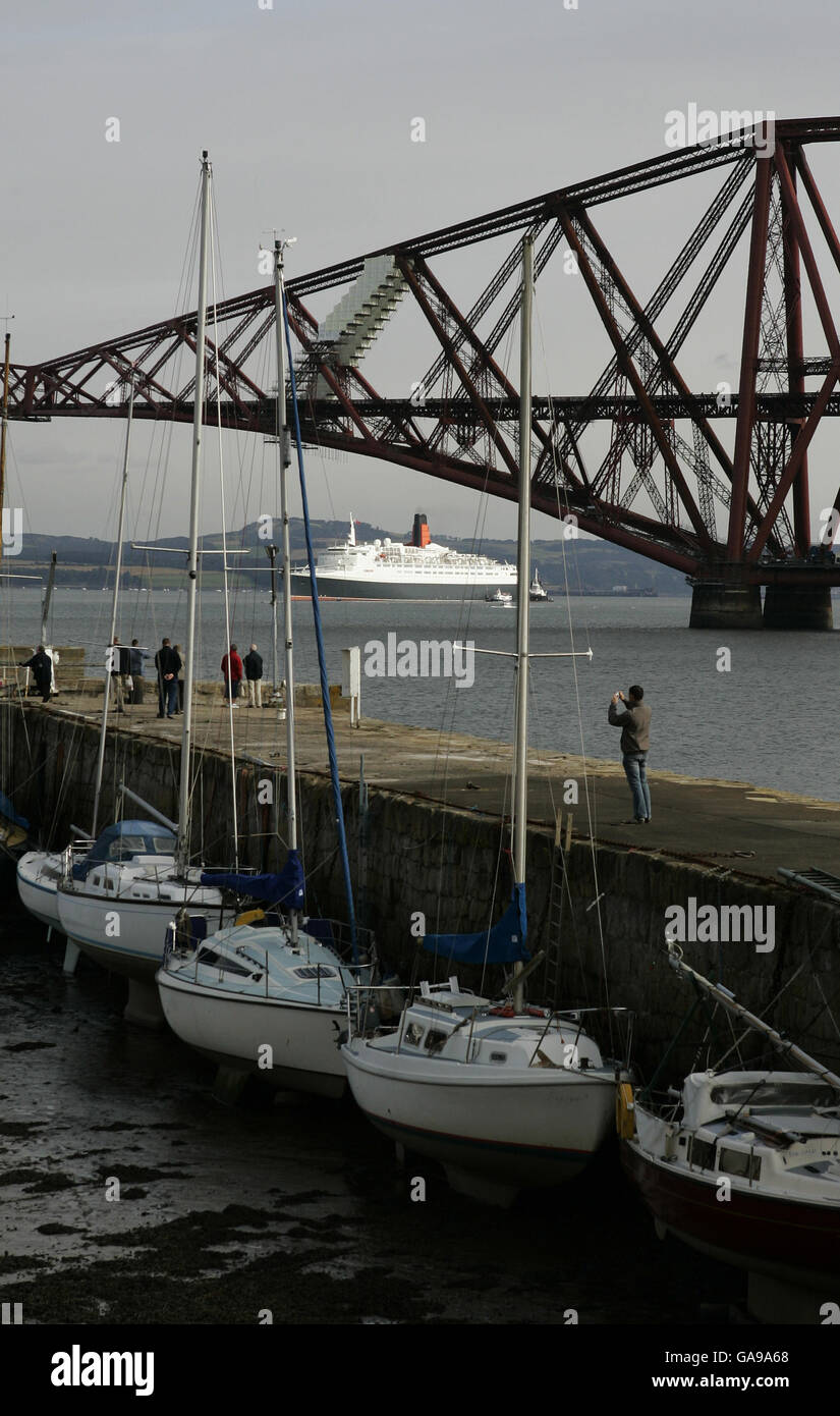 Das QE2-Schiff vertäute im Fluss Forth neben der Forth Rail Bridge während ihrer Abschiedstour durch Großbritannien. Stockfoto