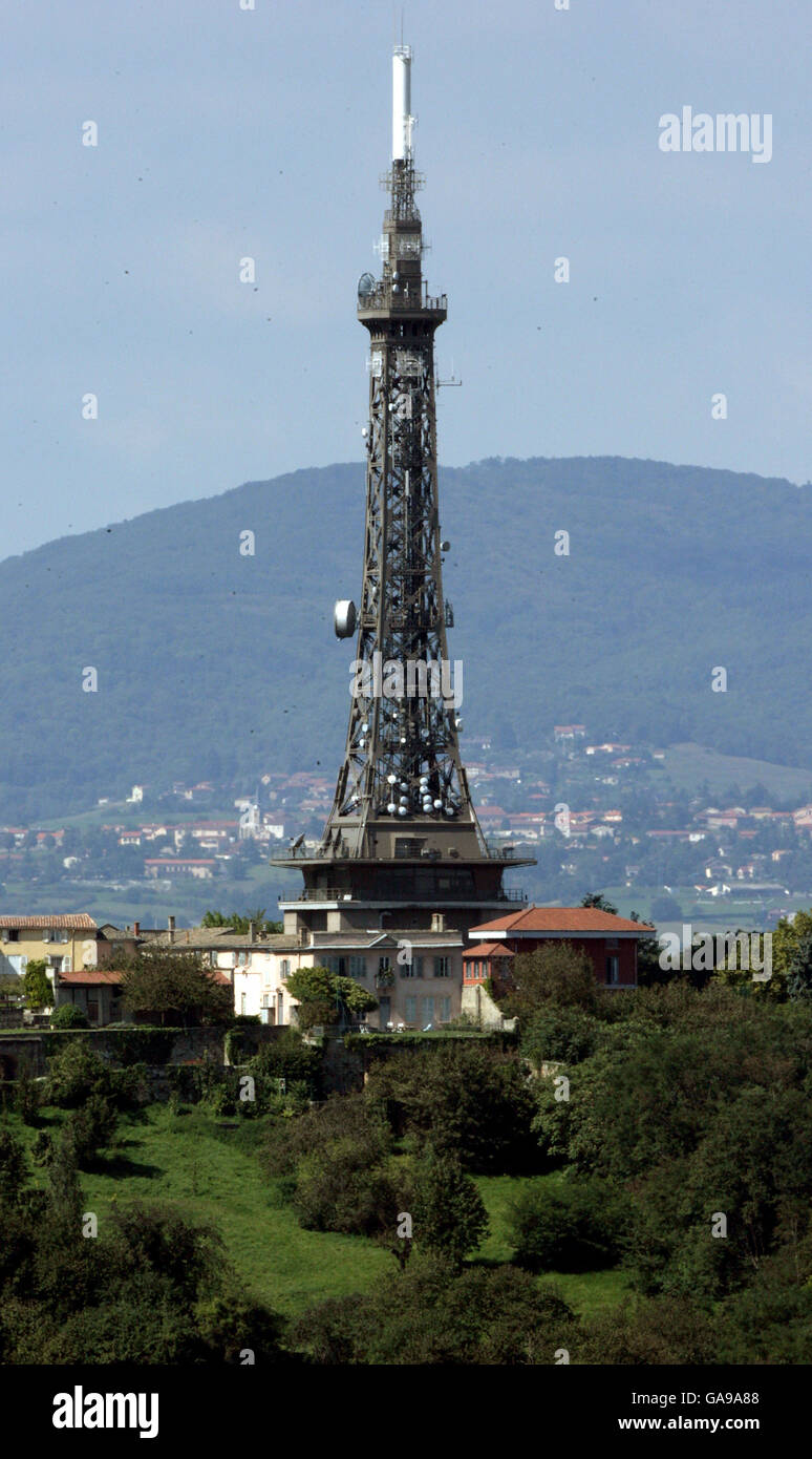 Ein Kommunikationsturm, vor Ort bekannt als der kleine Eiffelturm, überblickt die Stadt Lyon in der Rhone-Alpen-Region von Frankreich Stockfoto