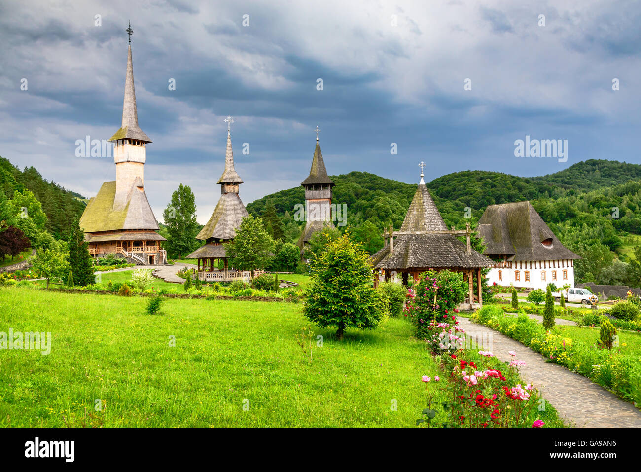 Maramures, Rumänien. Hölzerne Kirche von Barsana Kloster, Transylvania Wahrzeichen. Stockfoto