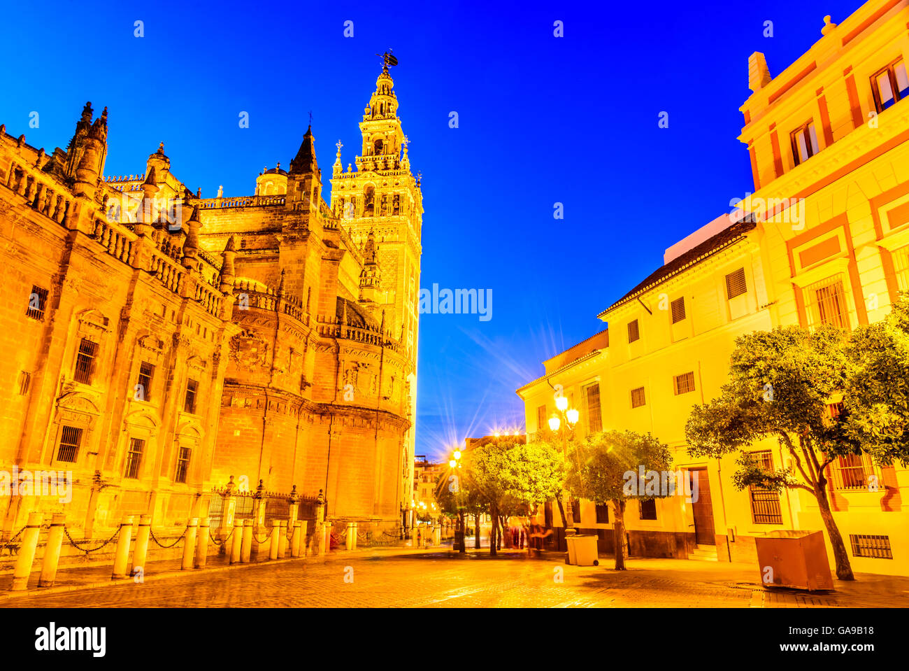 Sevilla, Andalusien, Spanien. Cityscape Twilight Bild mit Santa Maria De La Sede Kathedrale und Giralda. Stockfoto