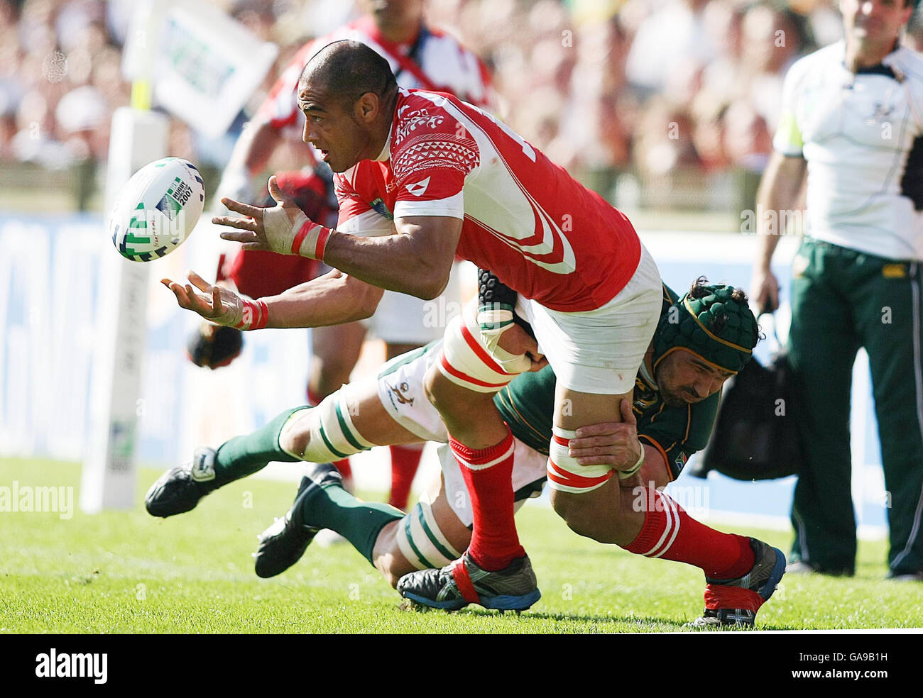 Inoke Afeaki von Tonga wird vom südafrikanischen Victor Matfield während des IRB Rugby World Cup Pool A-Spiels im Stade Felix Bollaert, Lens, Frankreich, angegangen. Stockfoto