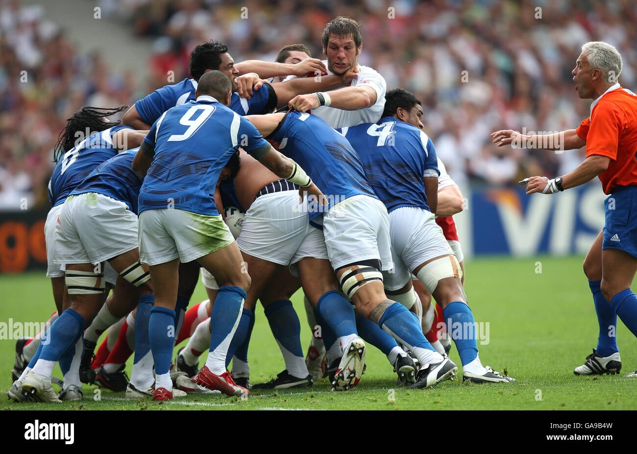 Rugby Union - IRB Rugby-Weltmeisterschaft 2007 - Pool A - England / Samoa - Stade de la Beaujoire. England und Samoa kämpfen in einem Dreck um den Ball Stockfoto