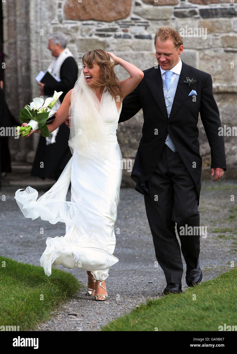 Sarah Smith, älteste Tochter des ehemaligen Labour Party-Führers John Smith, verlässt Iona Abbey mit Ehemann Simon Conway nach ihrer heutigen Hochzeit. Stockfoto