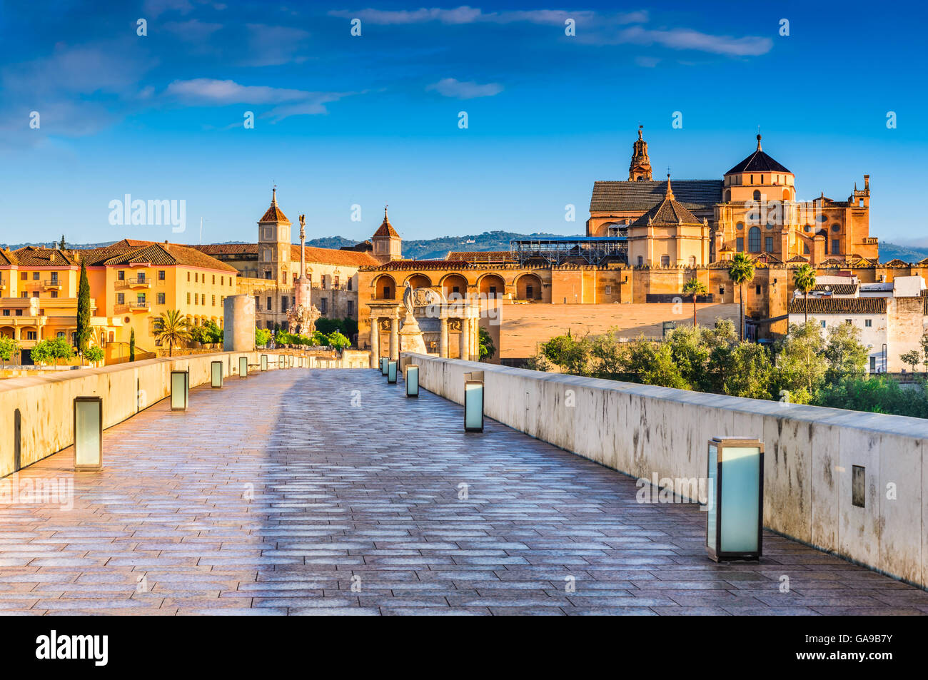 Cordoba, Spanien, Andalusien. Römische Brücke am Fluss Guadalquivir und die große Moschee (Mezquita-Kathedrale) Stockfoto