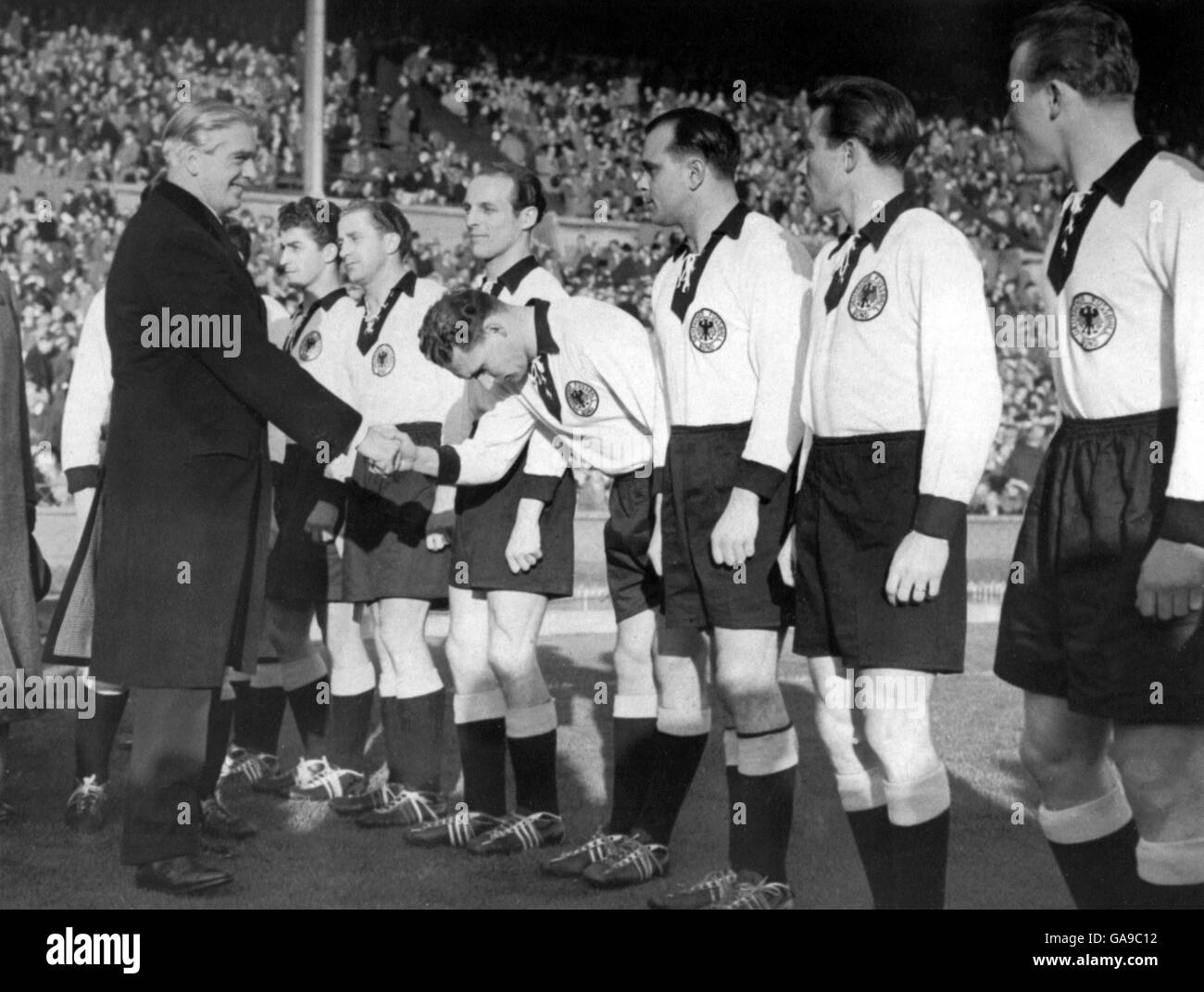 Fußball - freundlich - England gegen Westdeutschland. Der britische Außenminister Sir Anthony Eden wird den westdeutschen Spielern vor dem Spiel vorgestellt Stockfoto