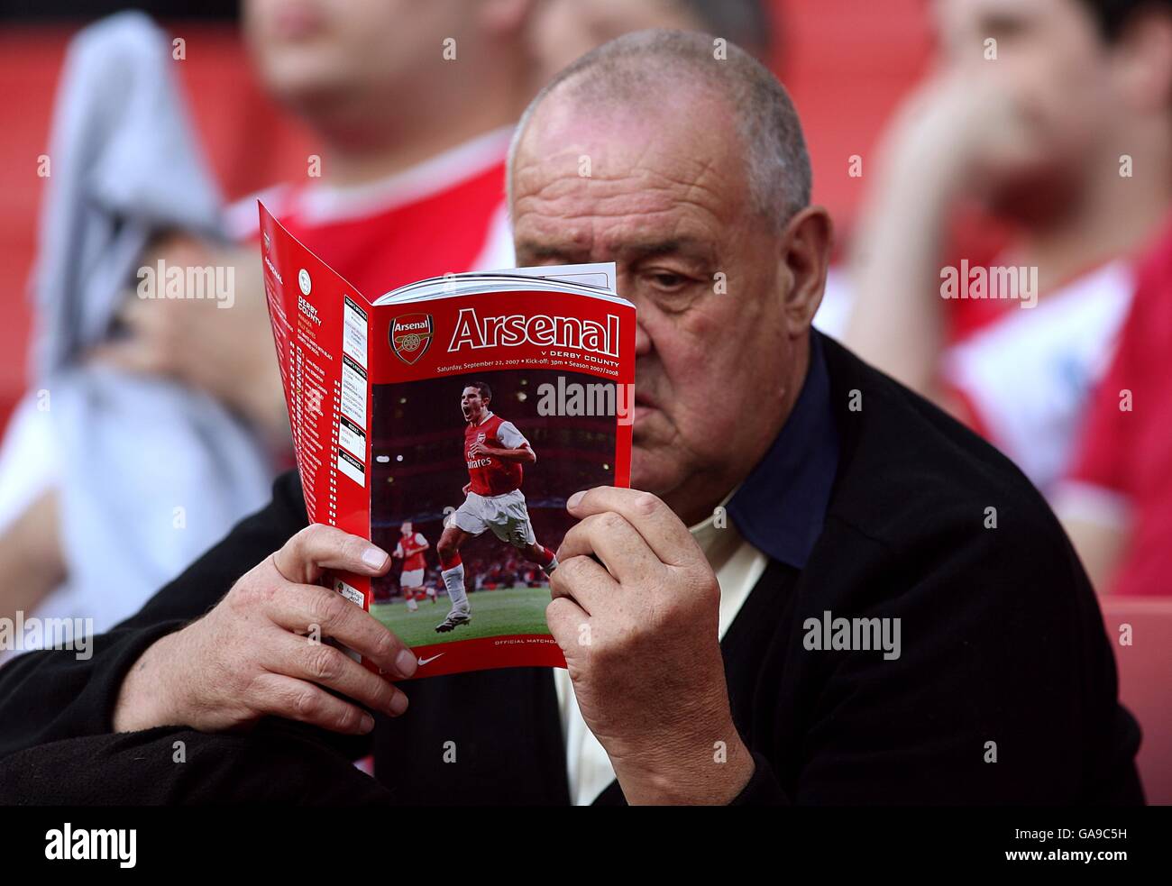 Fußball - Barclays Premier League - Arsenal / Derby County - Emirates Stadium. Ein Arsenal-Fan, der während des Spiels auf der Tribüne steht. Stockfoto
