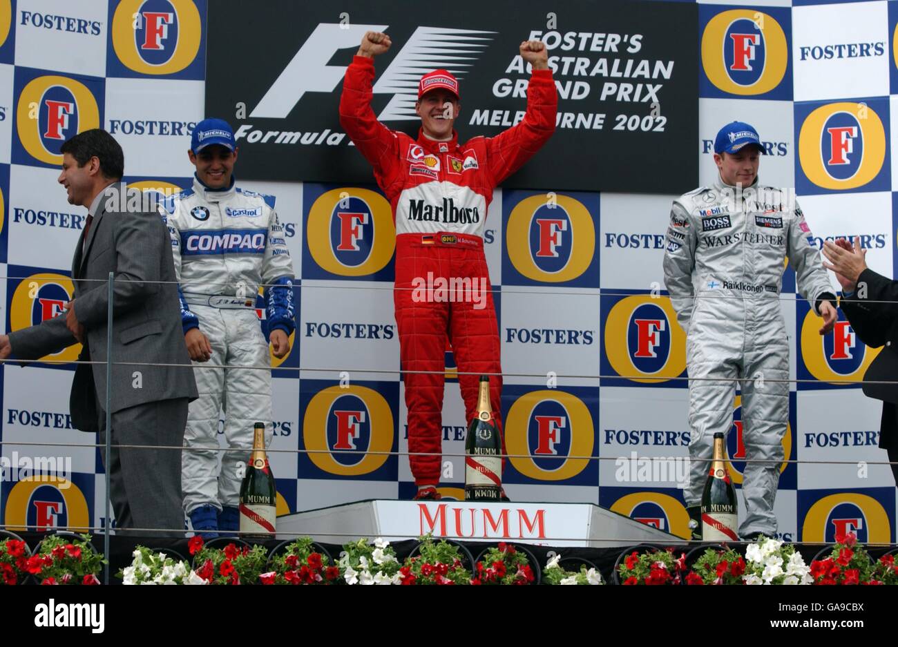 Michael Schumacher feiert seinen Sieg, auf dem Podium mit Juan Pablo Montoya und Kimi Räikkönen , beim Australian Grand Prix in Melbourne im Albert Park Stockfoto