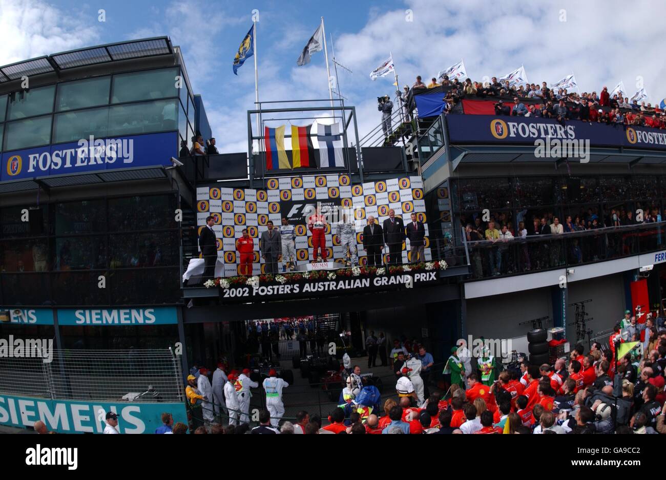 Michael Schumacher, Juan Pablo Montoya und Kimi Räikkönen nehmen beim Australian Grand Prix in Melbourne im Albert Park ihren Platz auf dem Podium ein Stockfoto