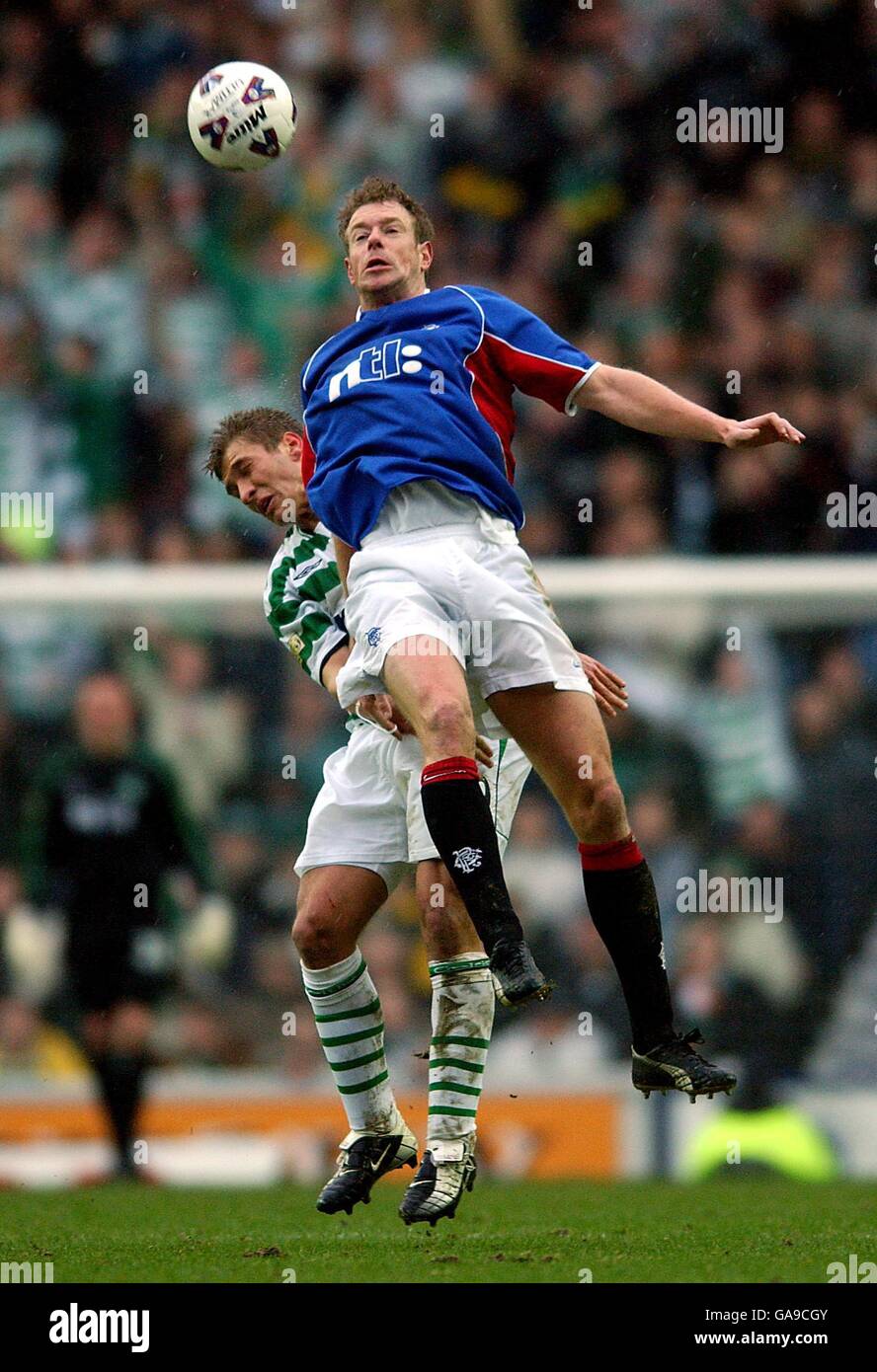 Scottish Soccer - Bank of Scotland Premier League - Rangers gegen Celtic. Bert Konterman von den Rangers springt gegen Stephen Crainey von Celtic, um den Ball wegzuführen Stockfoto