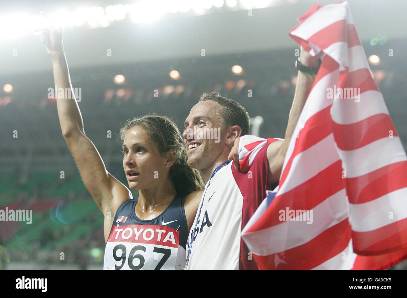 Leichtathletik - IAAF Leichtathletik-Weltmeisterschaften - Osaka 2007 - Nagai-Stadion. Die US-Amerikanerin Kara Goucher feiert nach dem 10,000-Meter-Finale mit ihrem Mann Adam Bronze Stockfoto