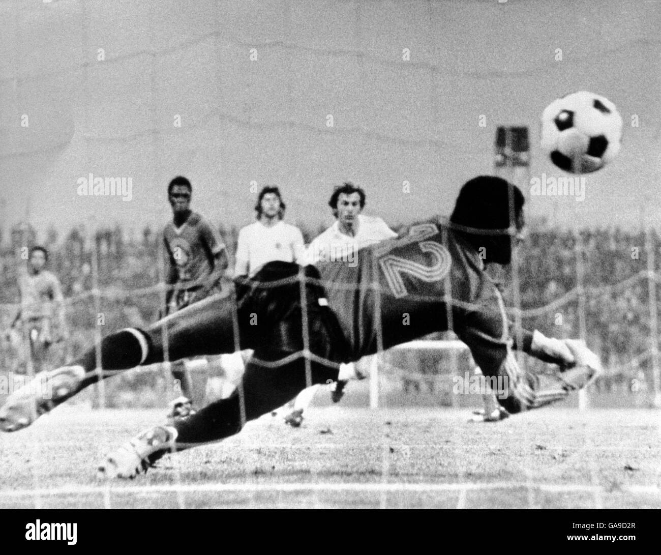 Fußball - Weltmeisterschaft Westdeutschland 74 - Gruppe zwei - Jugoslawien / Zaire. Zaire-Ersatztorwart Dimbi Tubilandu wird für eines der neun Tore Jugoslawiens geschlagen Stockfoto