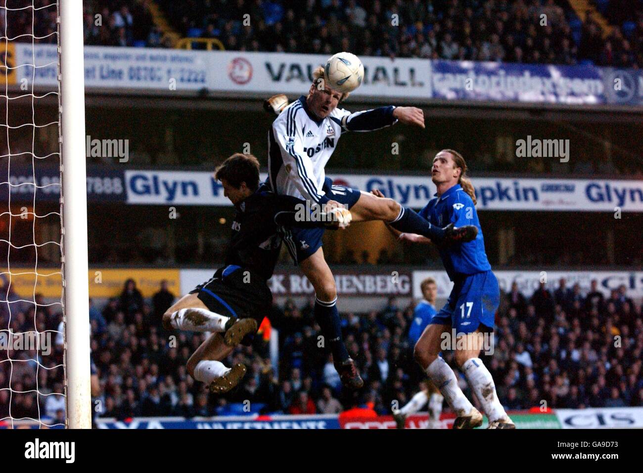 Tottenham Hotspur's Teddy Sheringham (c) springt für einen Header oben Chelsea Torwart Carlo Cudicini (l) und Emmanuel Petit (r) Stockfoto